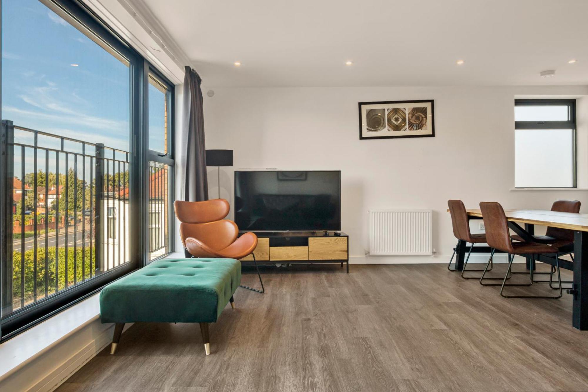 Modern Penthouse In Wembley *