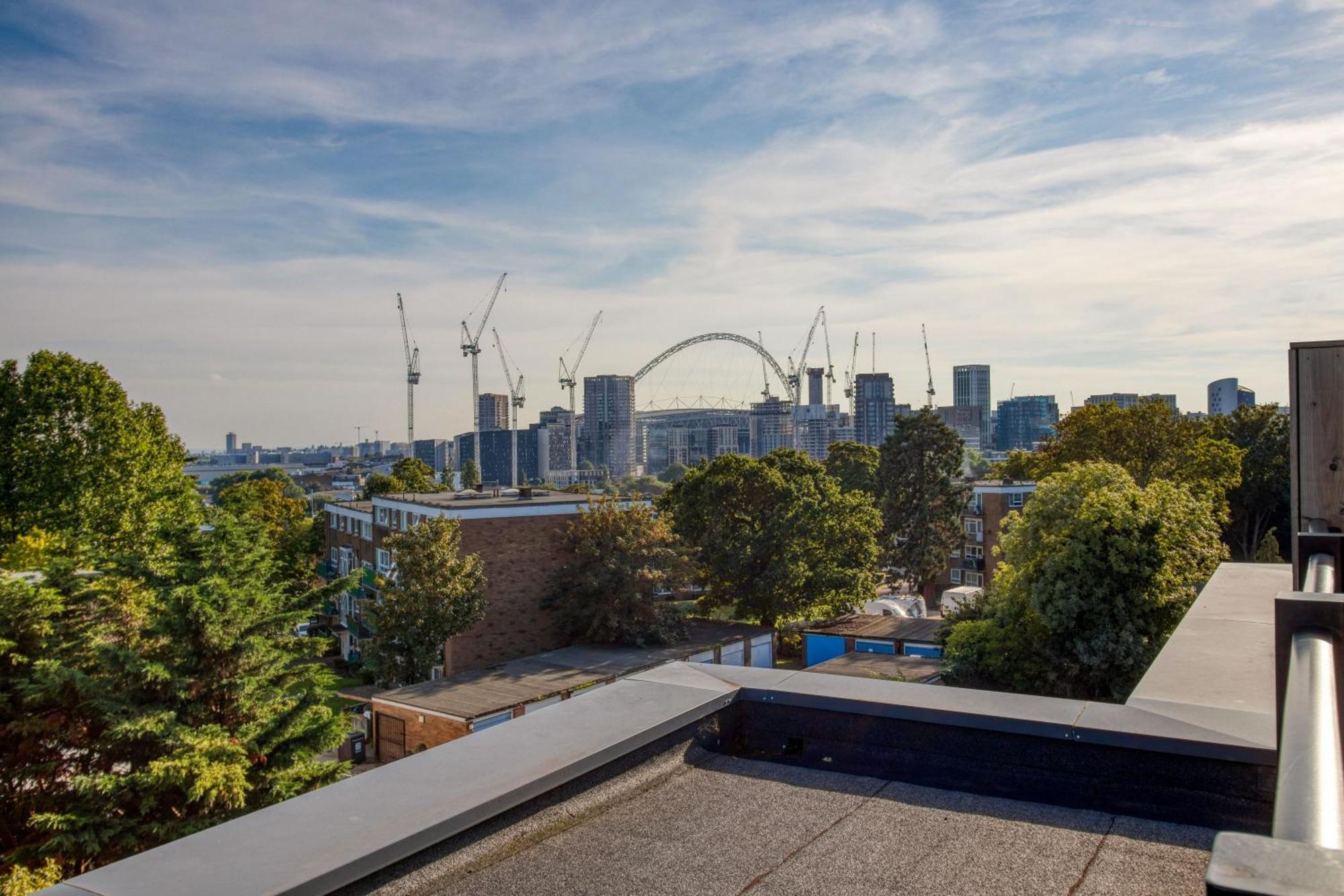 Modern Penthouse In Wembley Apartment *