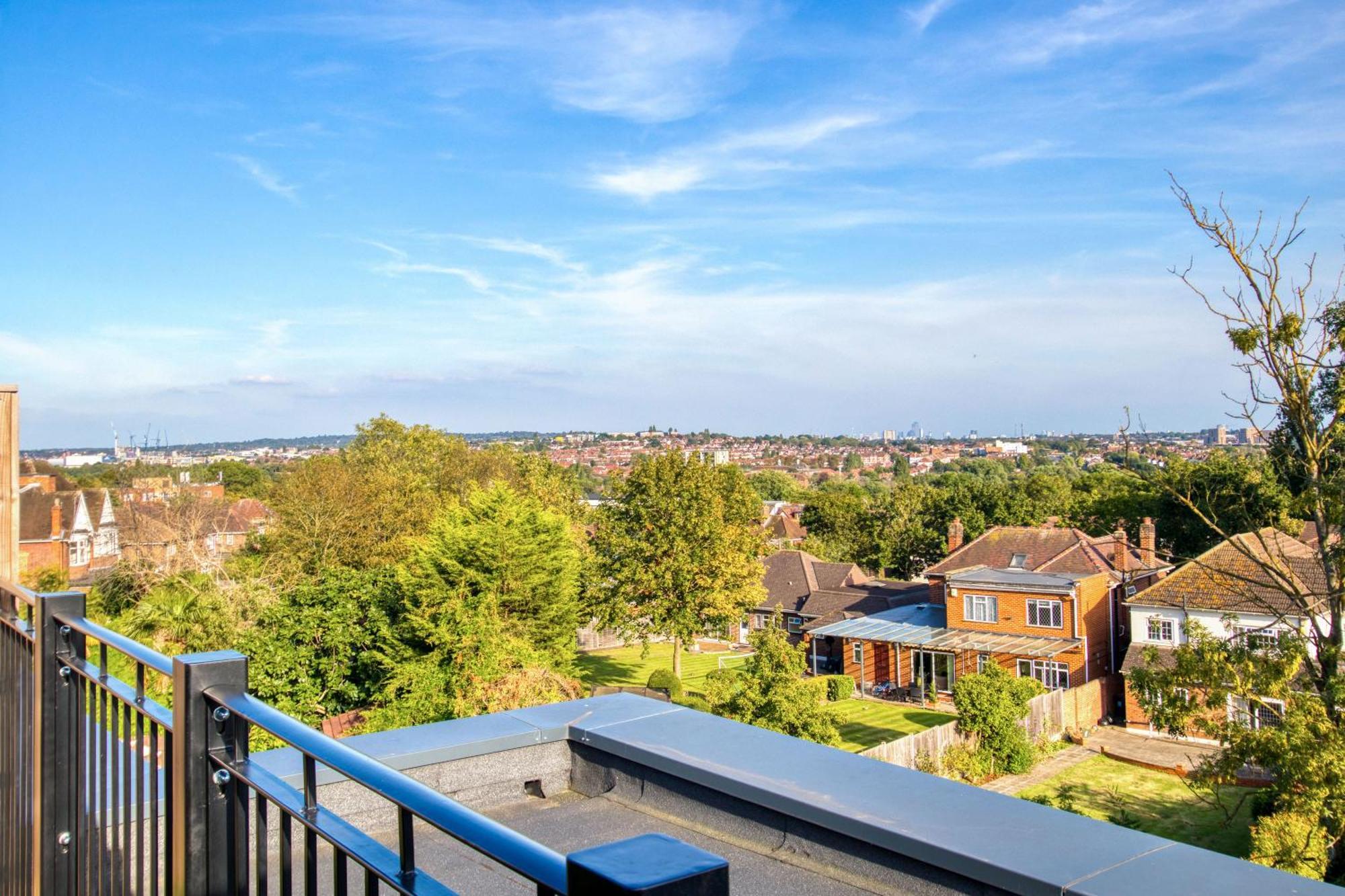Modern Penthouse In Wembley Apartment London