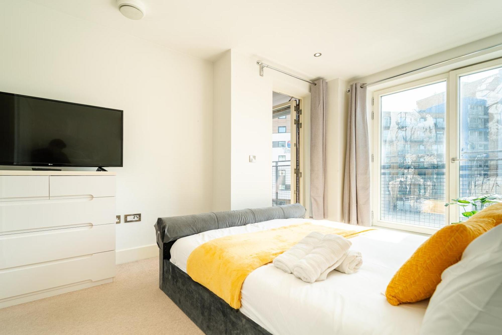 Greenwich Station Suite: Luxury 2-bed With Playstation Apartment