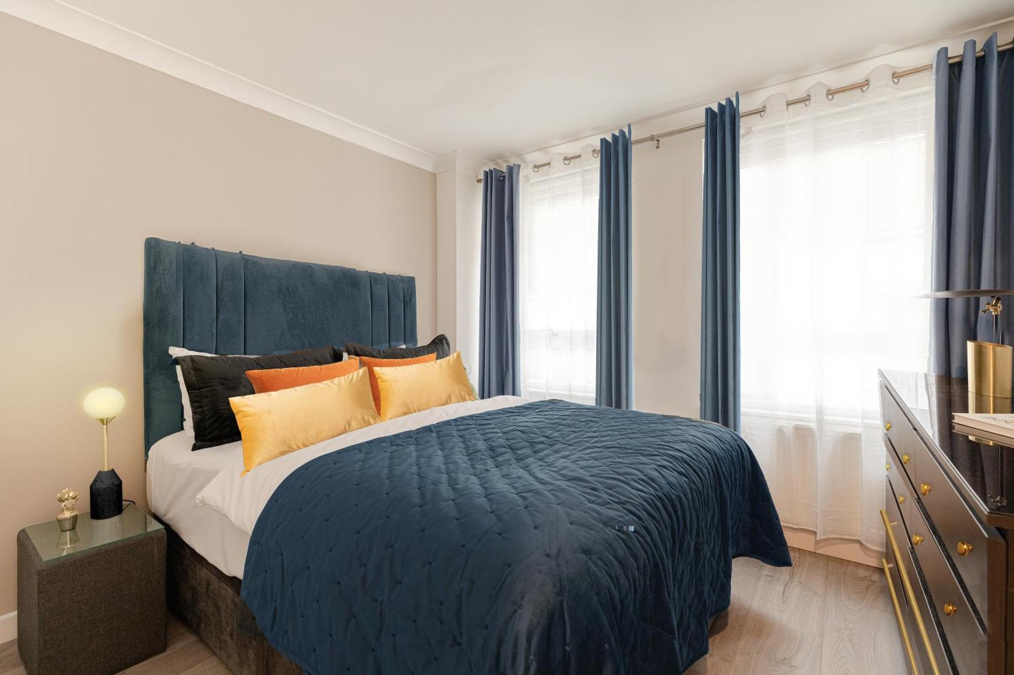Explore The Exquisite West-end From A Harrods Family And Couple *