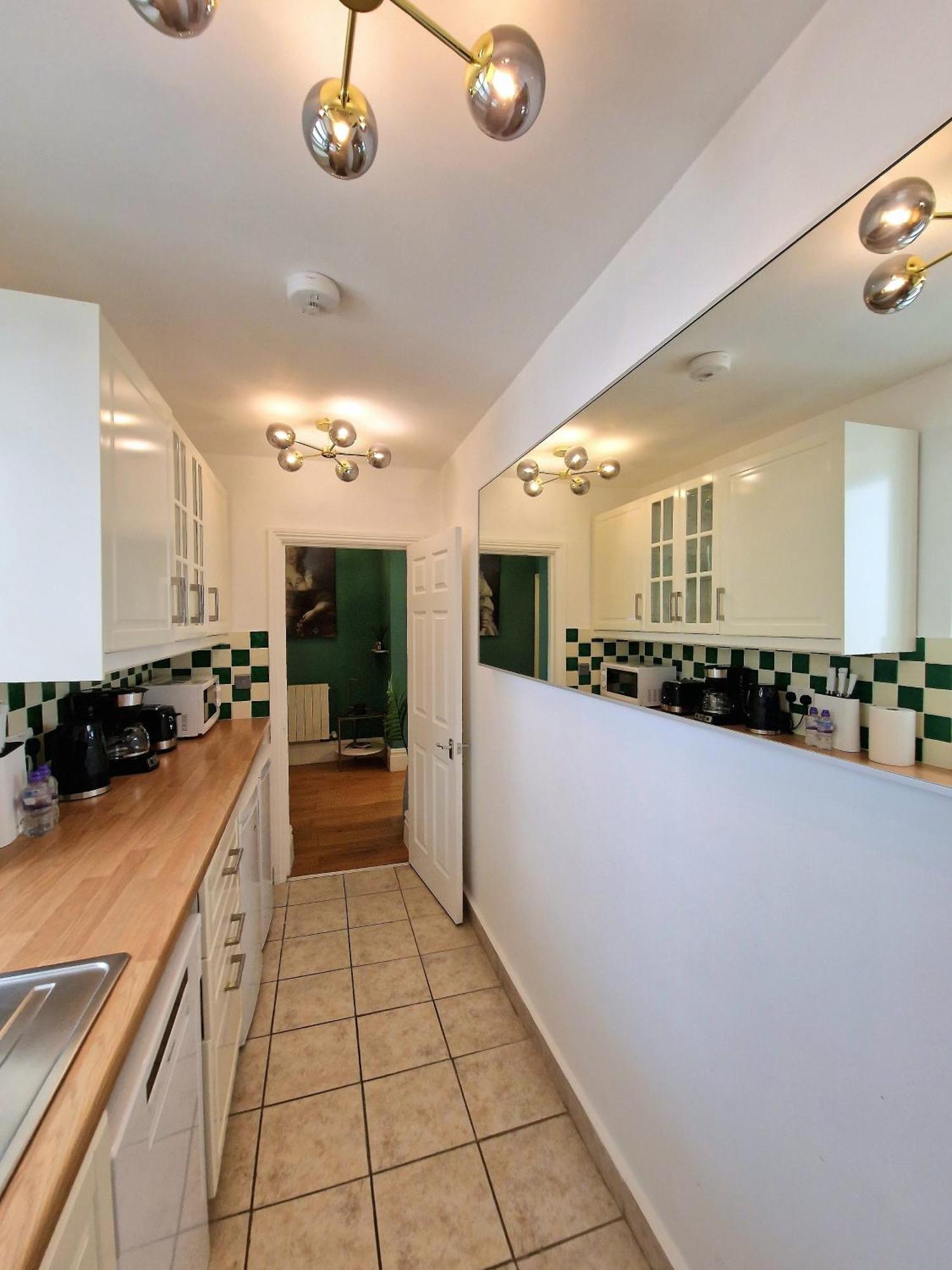 Apartment Stunning Hyde Park Home, Ground Floor Maisonette, Duplex, Near Tube Metro Stations London