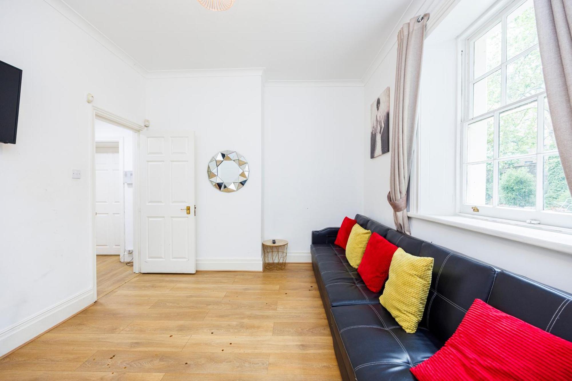 Larger Groups With Garden And Parking Apartment