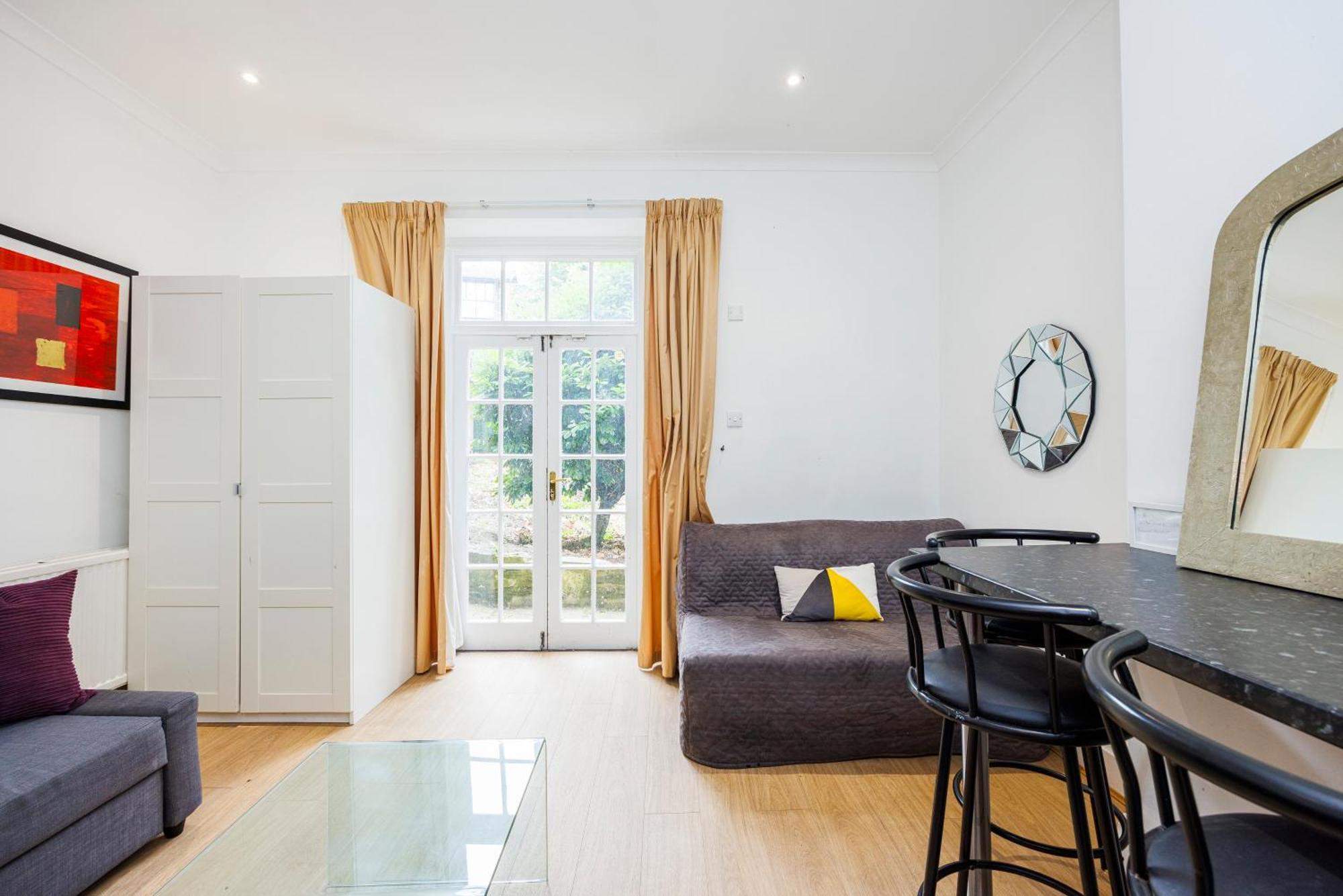 Apartment Larger Groups With Garden And Parking London