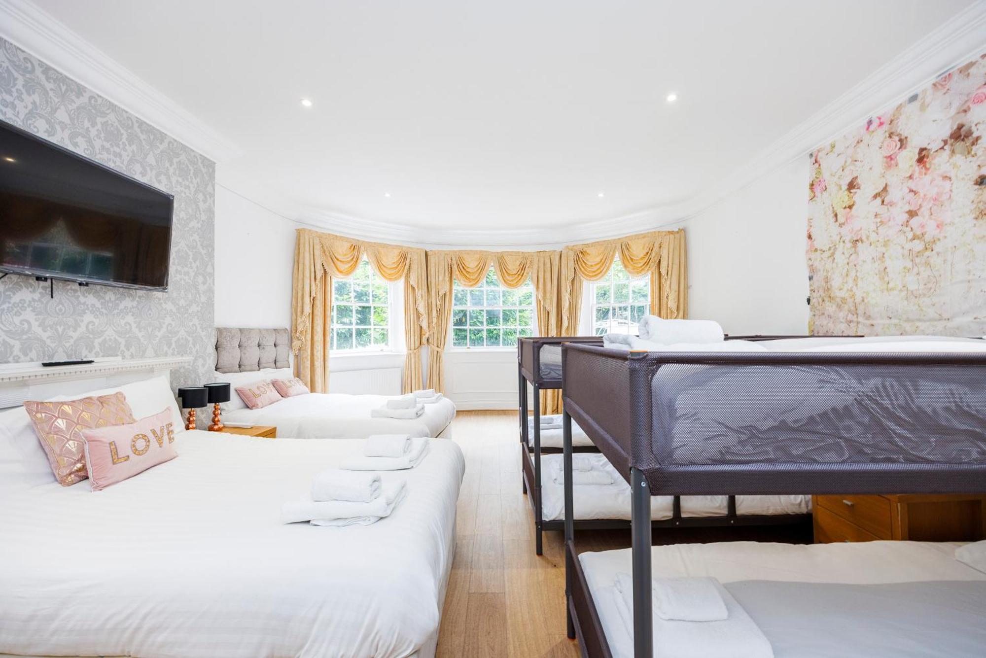 Larger Groups With Garden And Parking Apartment London