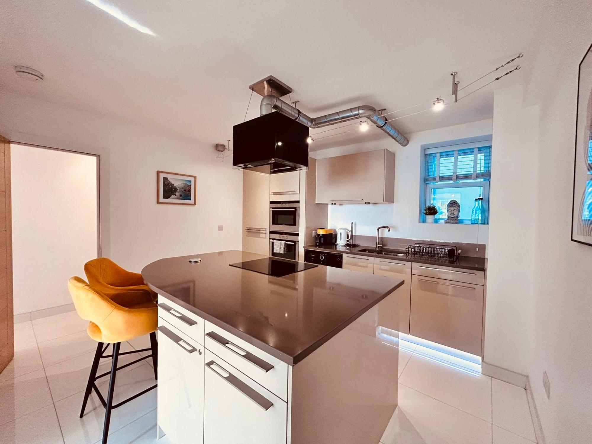Apartment Stunning Spacious B.apt. Slps.4 London