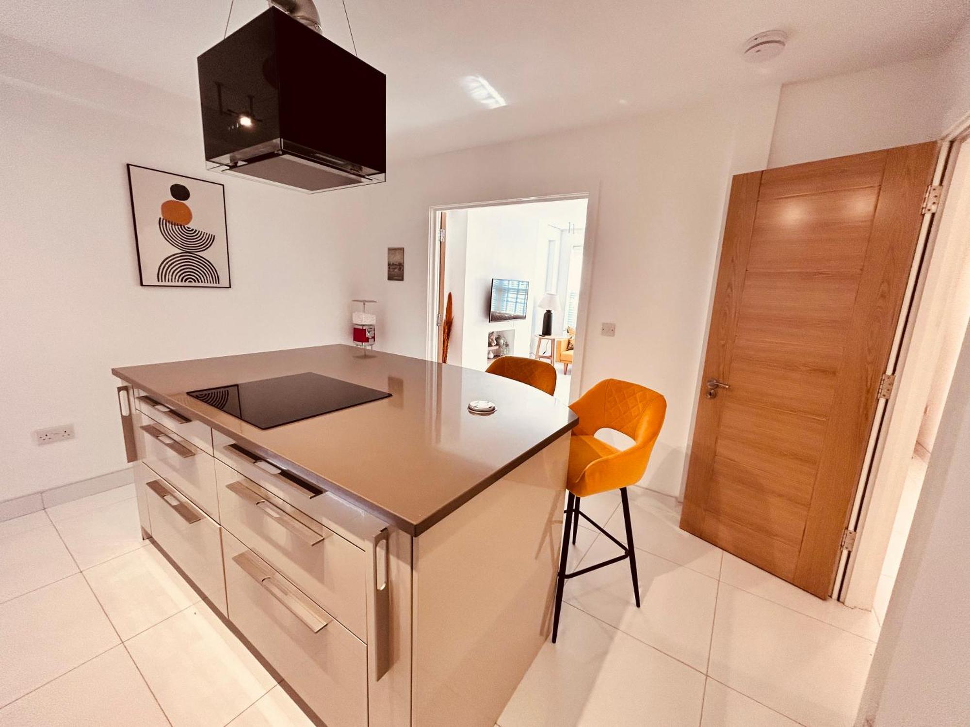 Apartment Stunning Spacious B.apt. Slps.4 London