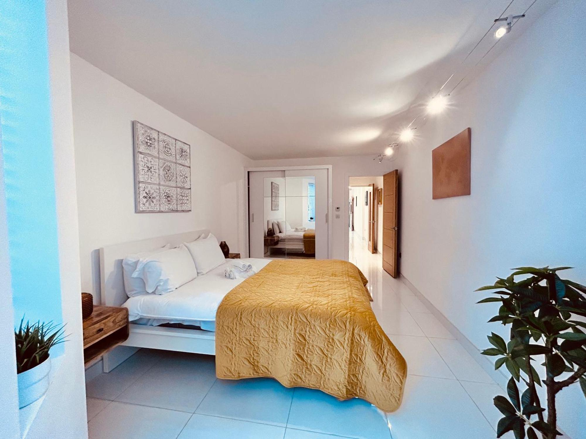 Stunning Spacious B.apt. Slps.4 Apartment *