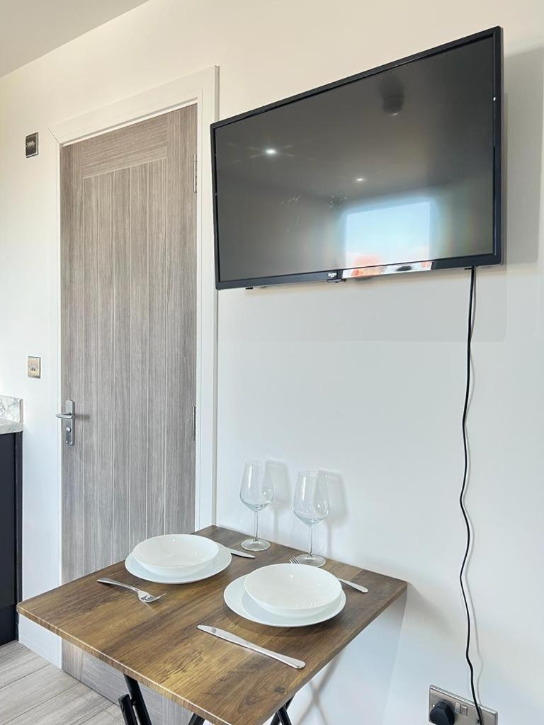 Studio Apartment *