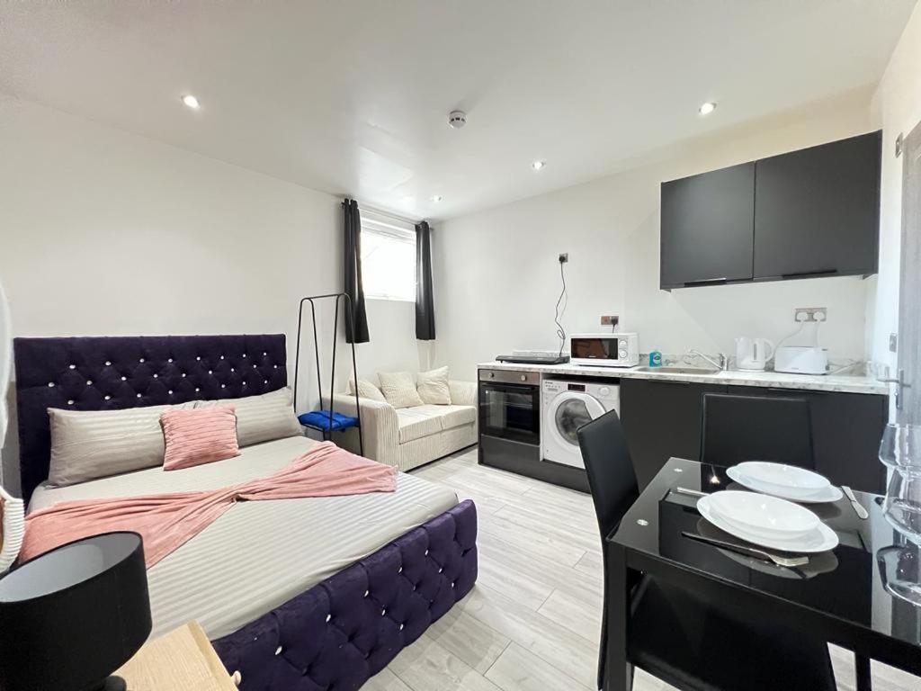 Studio Apartment *