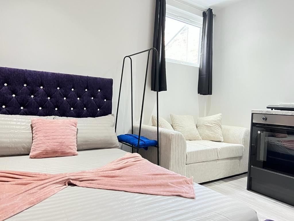 Studio Apartment *