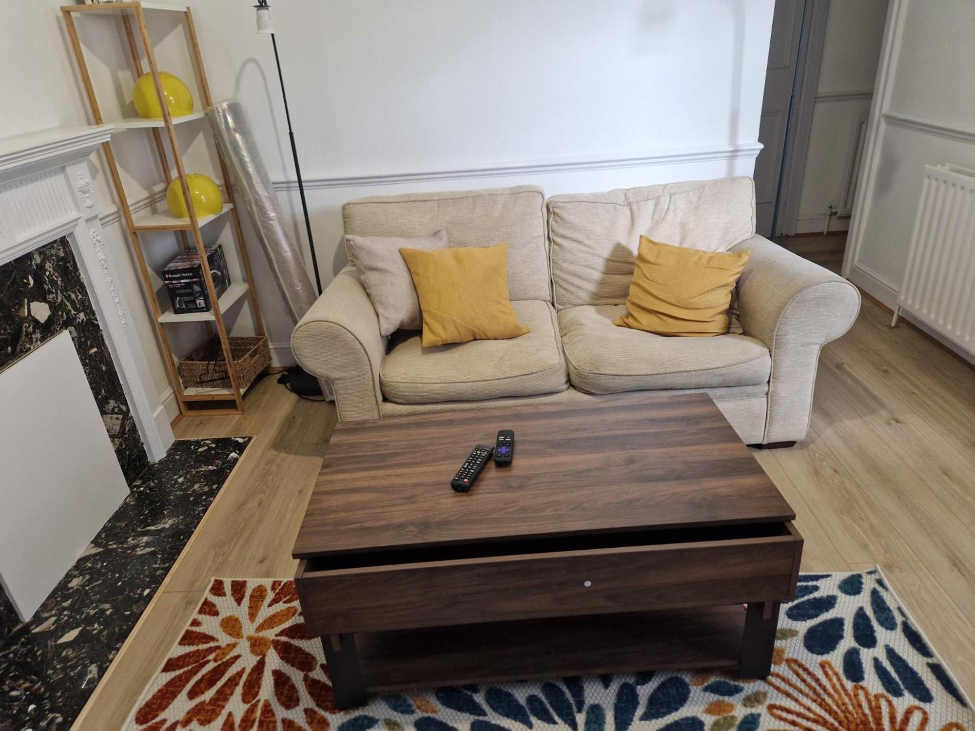 A Lovely One Bedroom In Hither Lane Appartement Londen