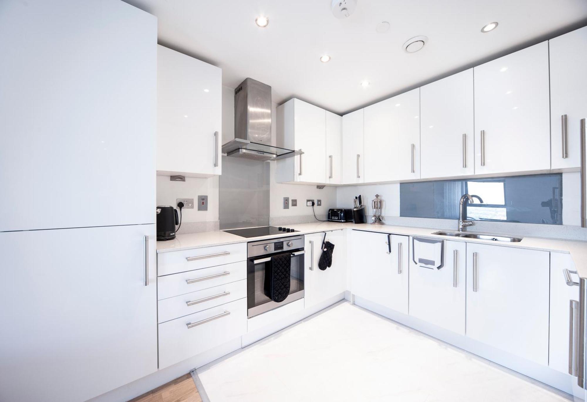 Apartment Floor - 2 Bed/2 Bath + Private Balcony London