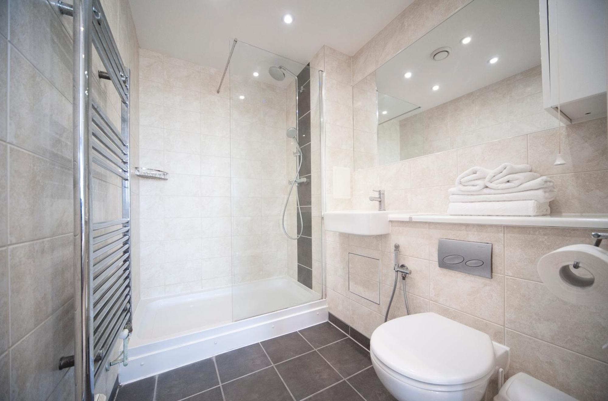 Floor - 2 Bed/2 Bath + Private Balcony * London