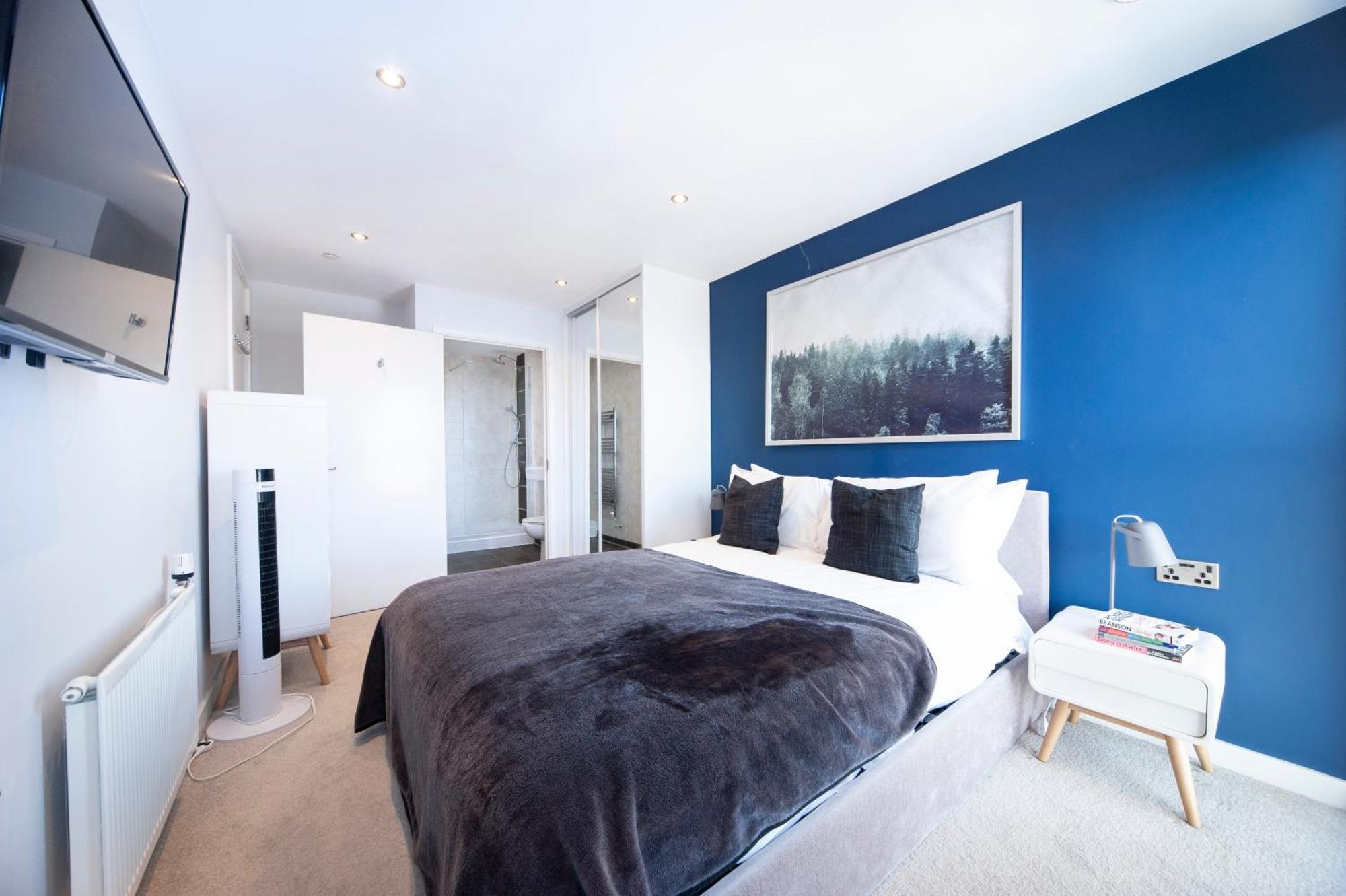 Floor - 2 Bed/2 Bath + Private Balcony Apartment London
