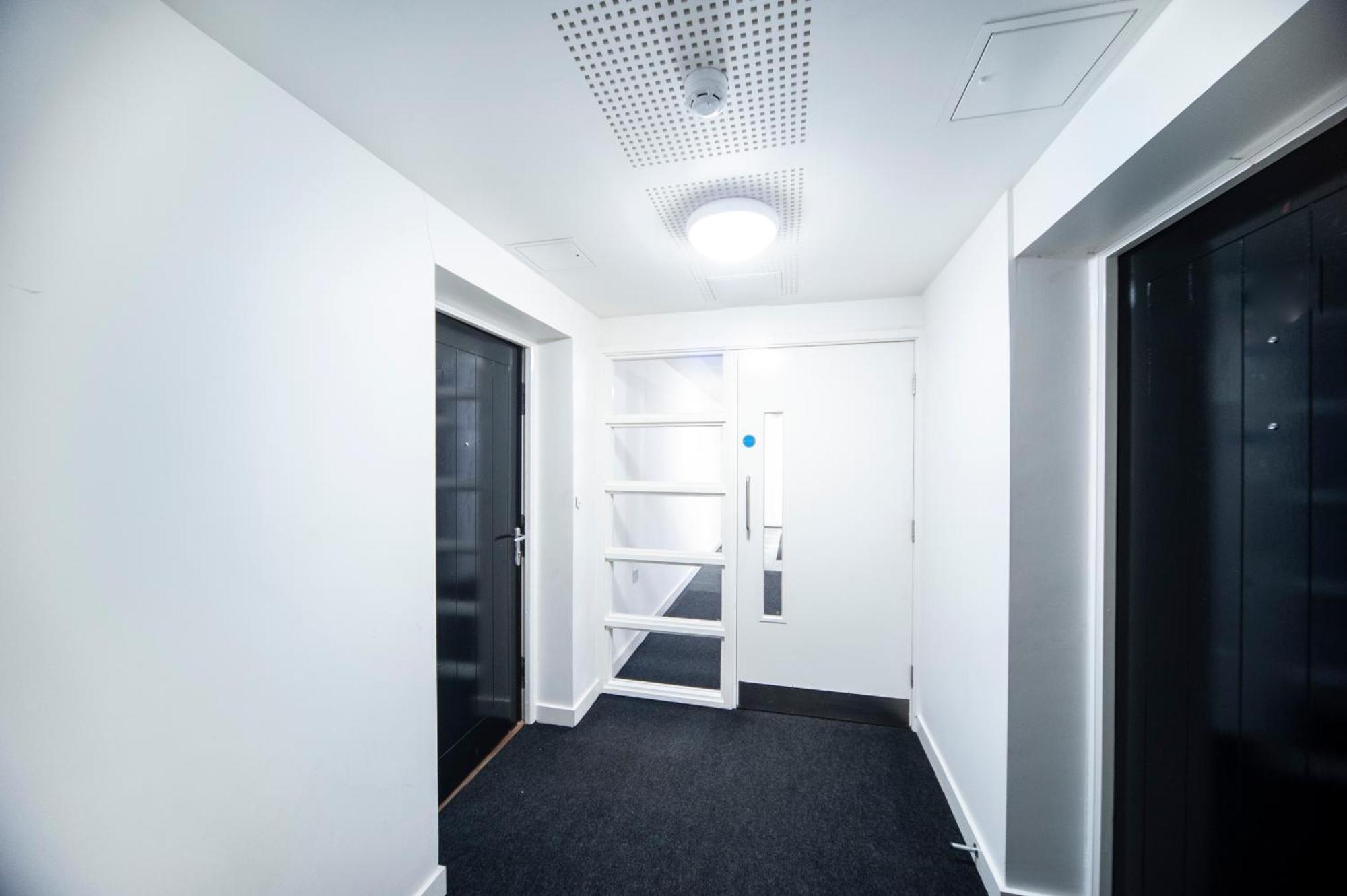 Floor - 2 Bed/2 Bath + Private Balcony Apartment *