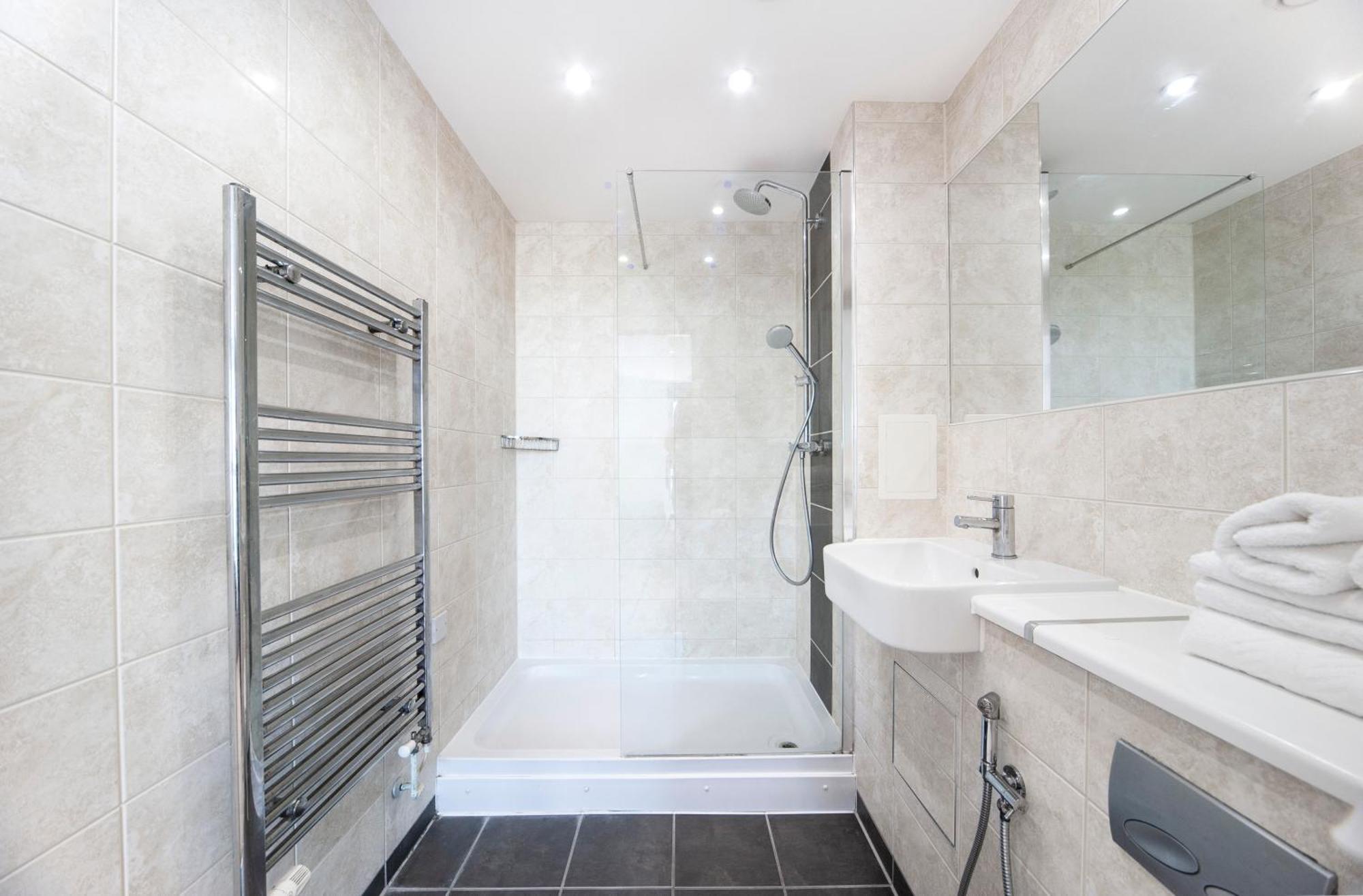 Floor - 2 Bed/2 Bath + Private Balcony * London