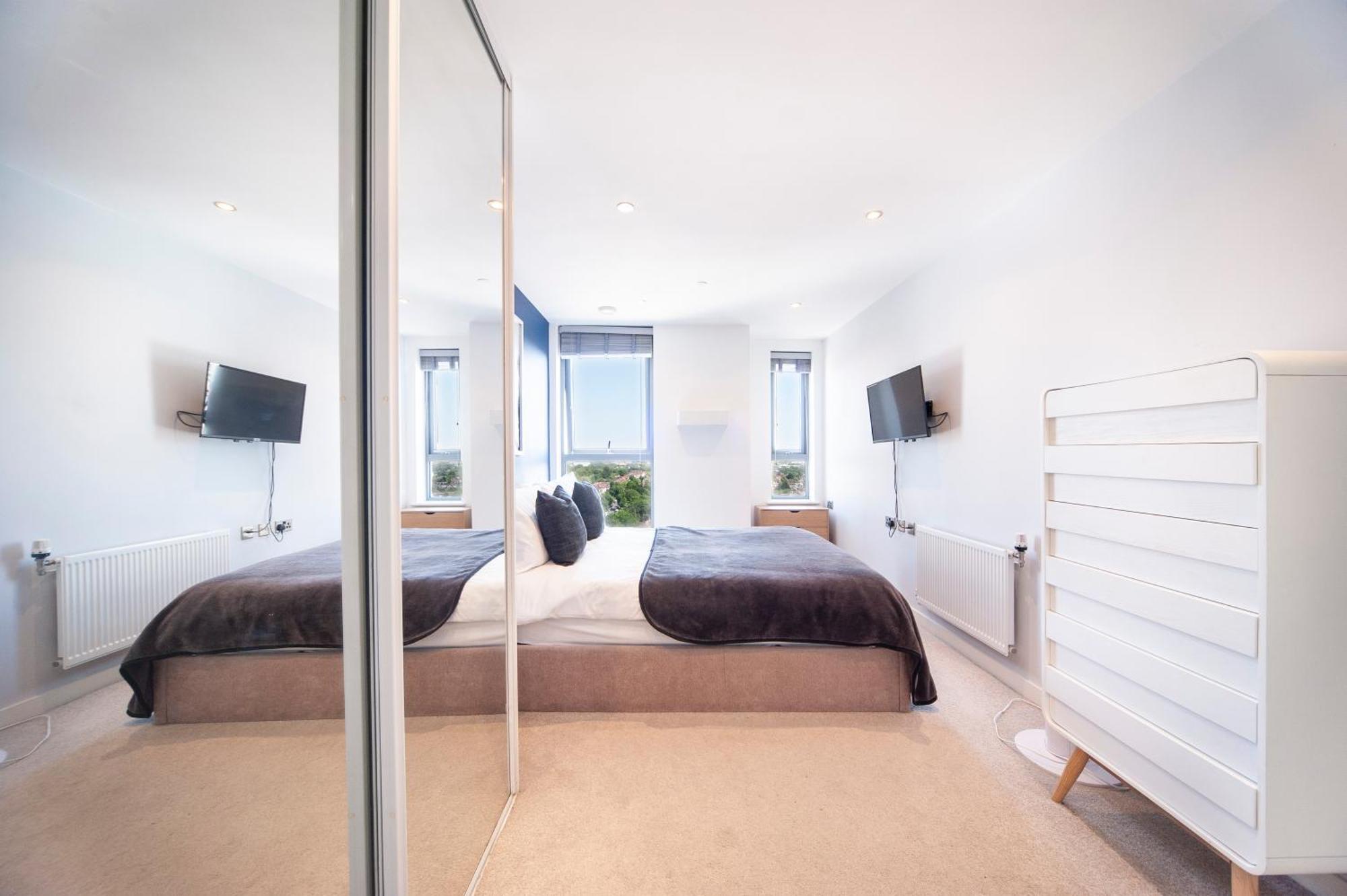 Floor - 2 Bed/2 Bath + Private Balcony Apartment London