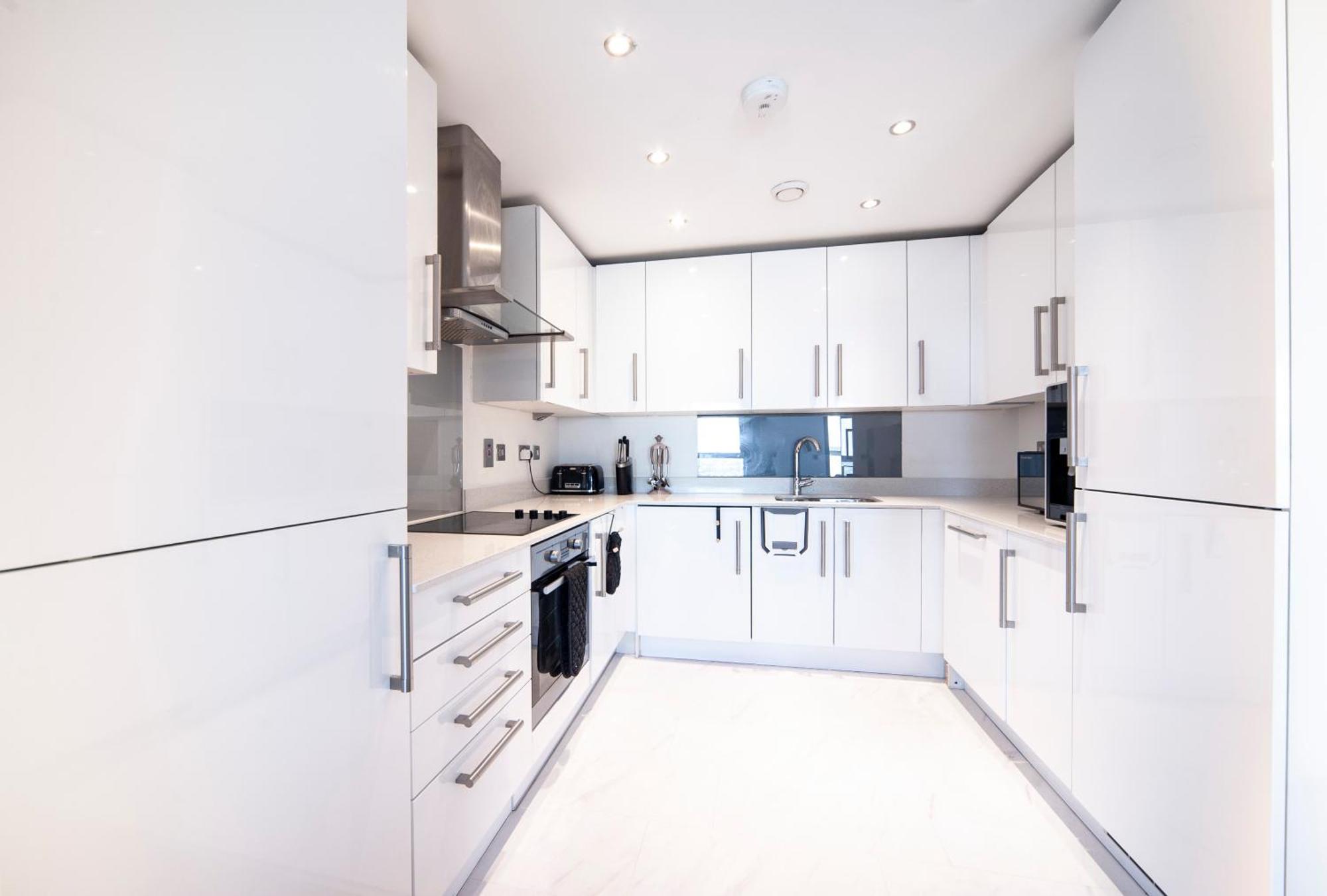 Floor - 2 Bed/2 Bath + Private Balcony London