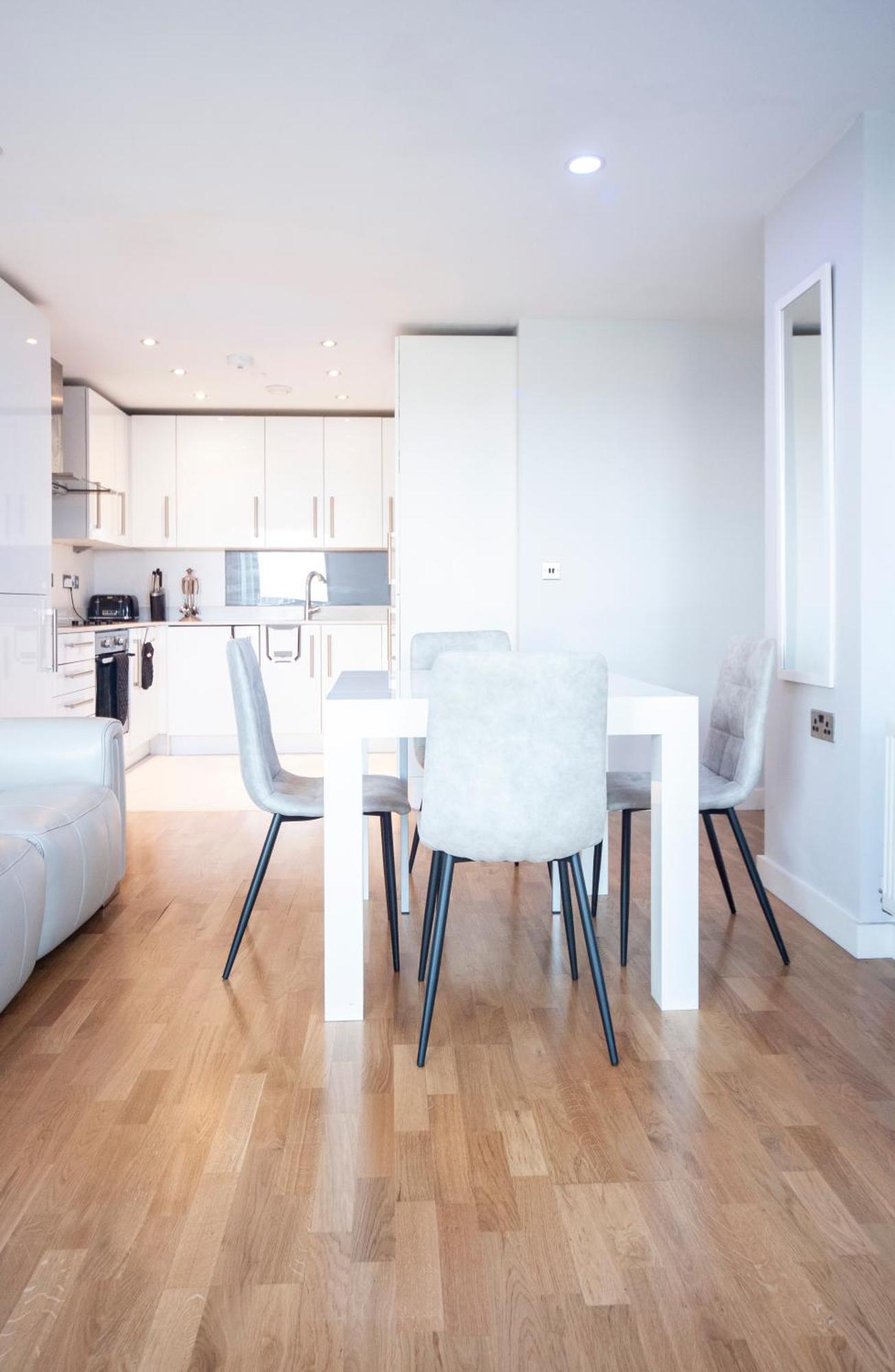 Floor - 2 Bed/2 Bath + Private Balcony Apartment London