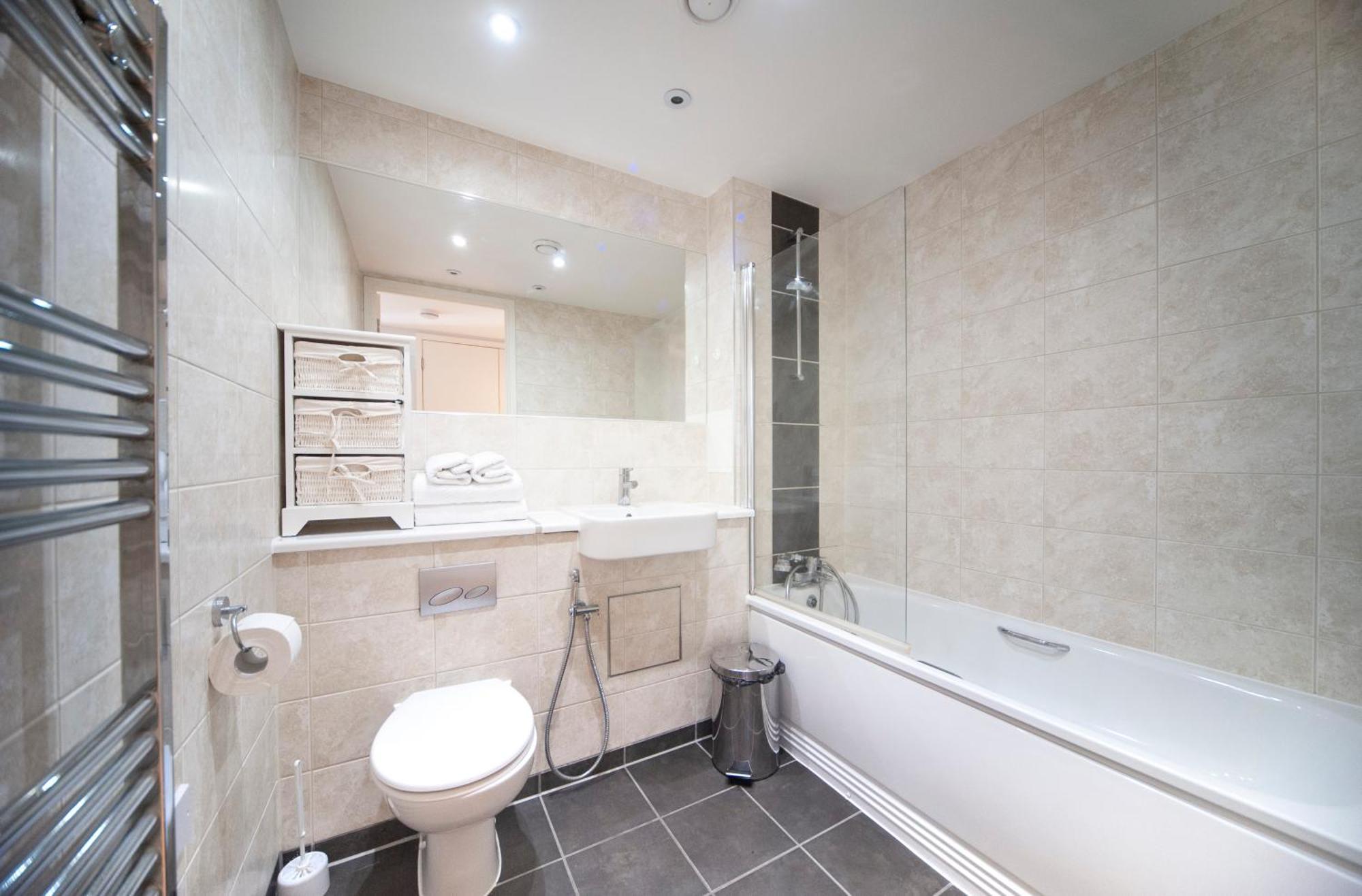 Floor - 2 Bed/2 Bath + Private Balcony London