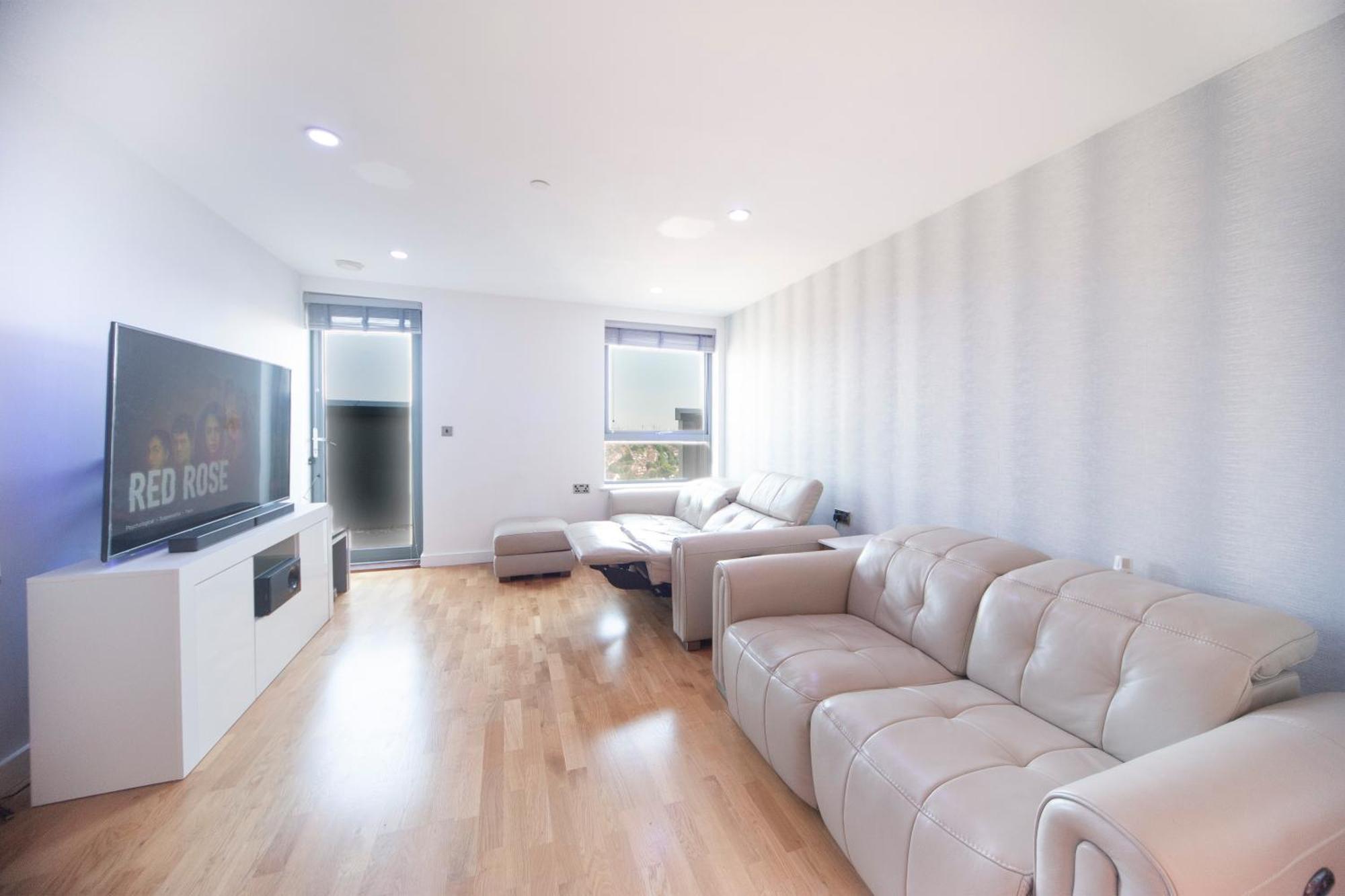 Floor - 2 Bed/2 Bath + Private Balcony * London