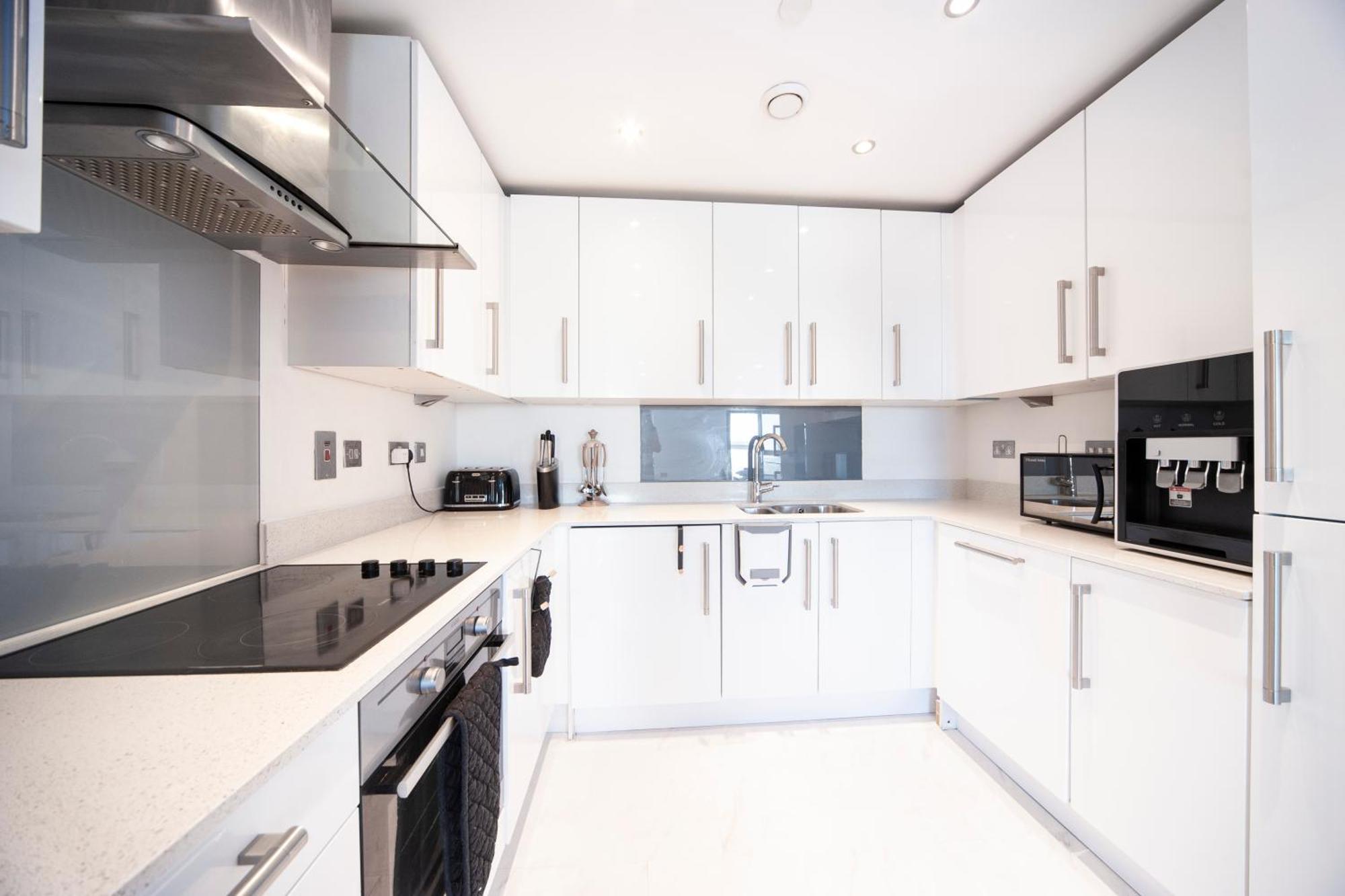 Floor - 2 Bed/2 Bath + Private Balcony Apartment *