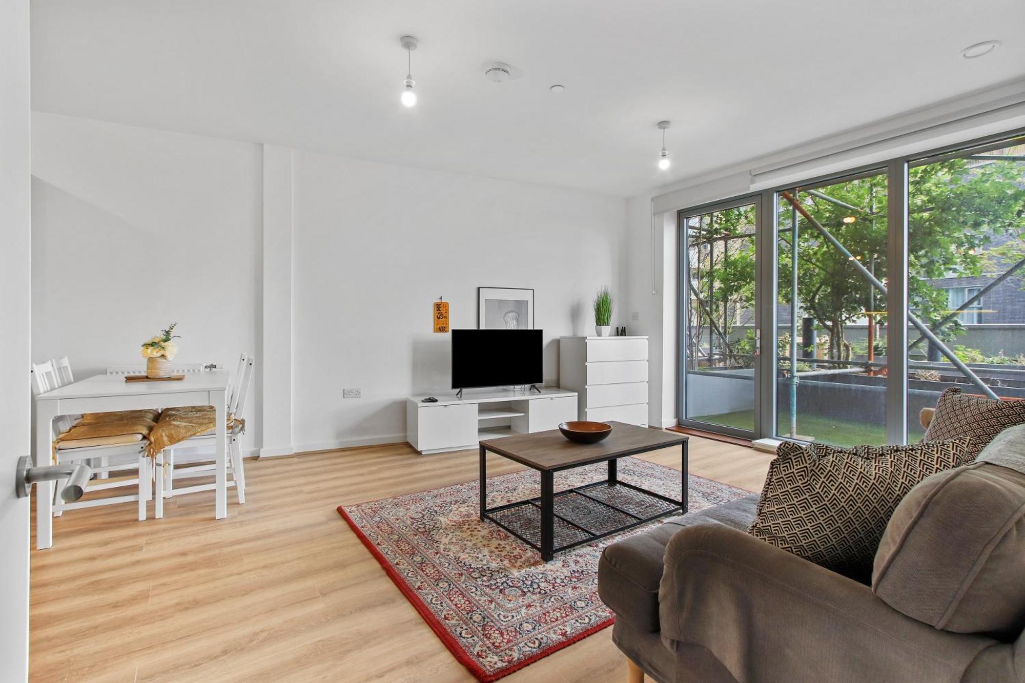 Centrally Located - Modern - 2bed - 2bath * Londen