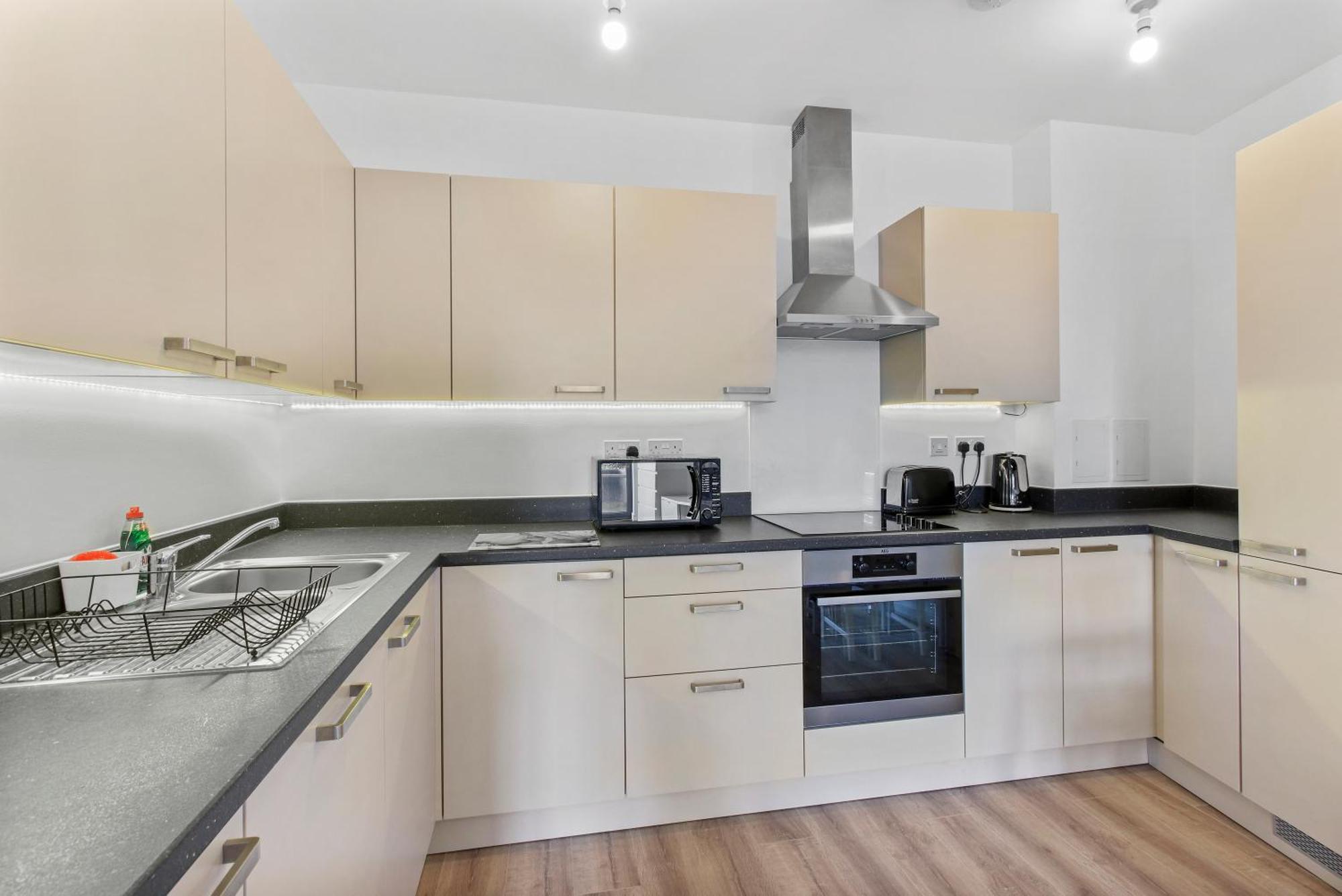 Centrally Located - Modern - 2bed - 2bath * Londen