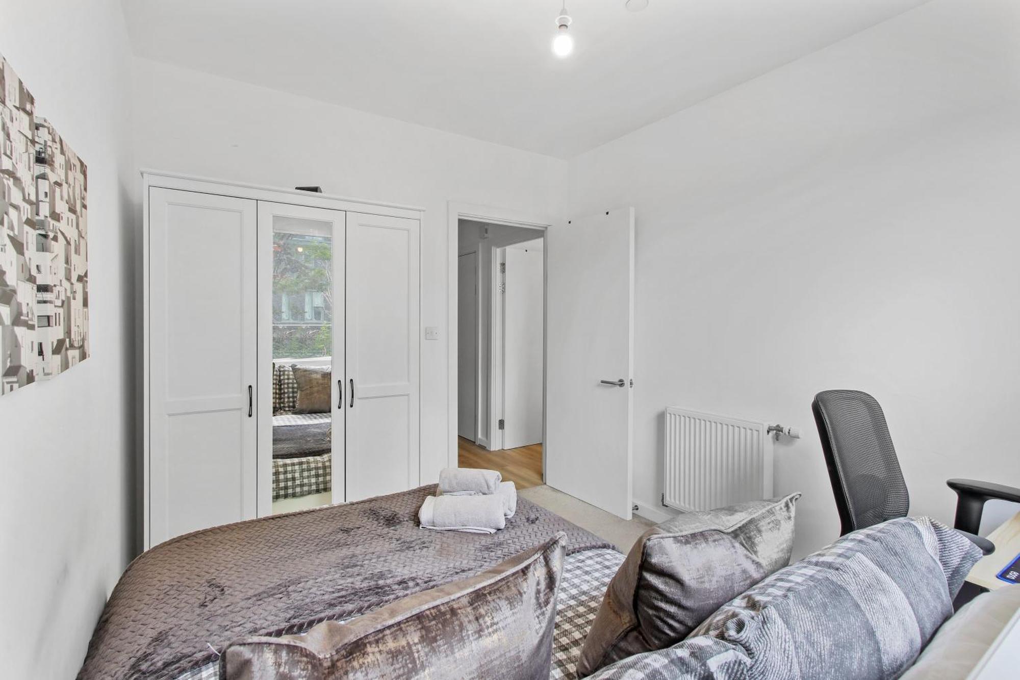 Centrally Located - Modern - 2bed - 2bath * Londen
