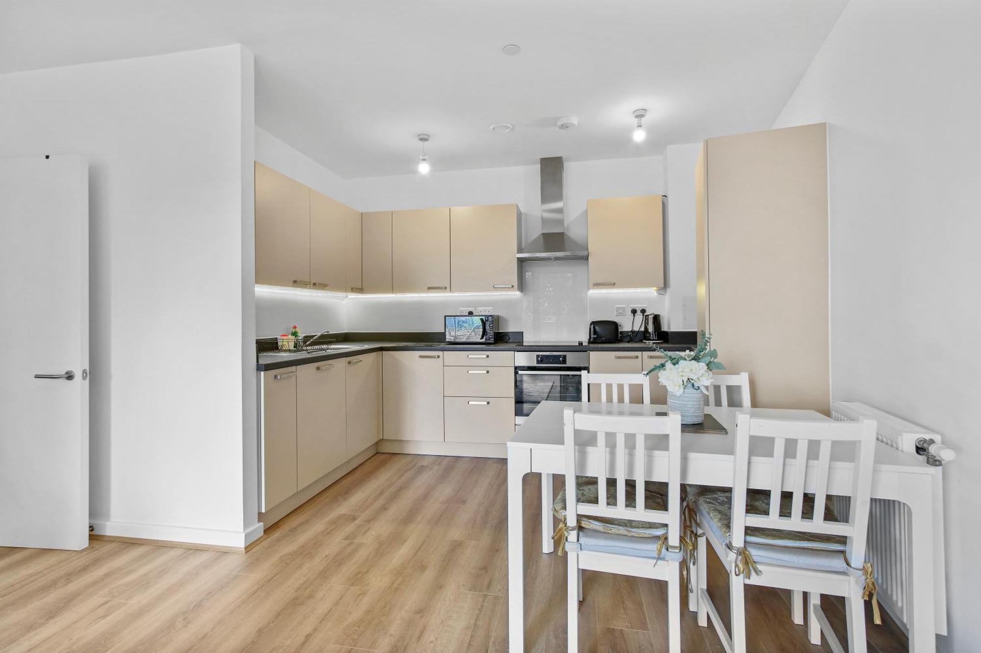 Centrally Located - Modern - 2bed - 2bath Appartement *