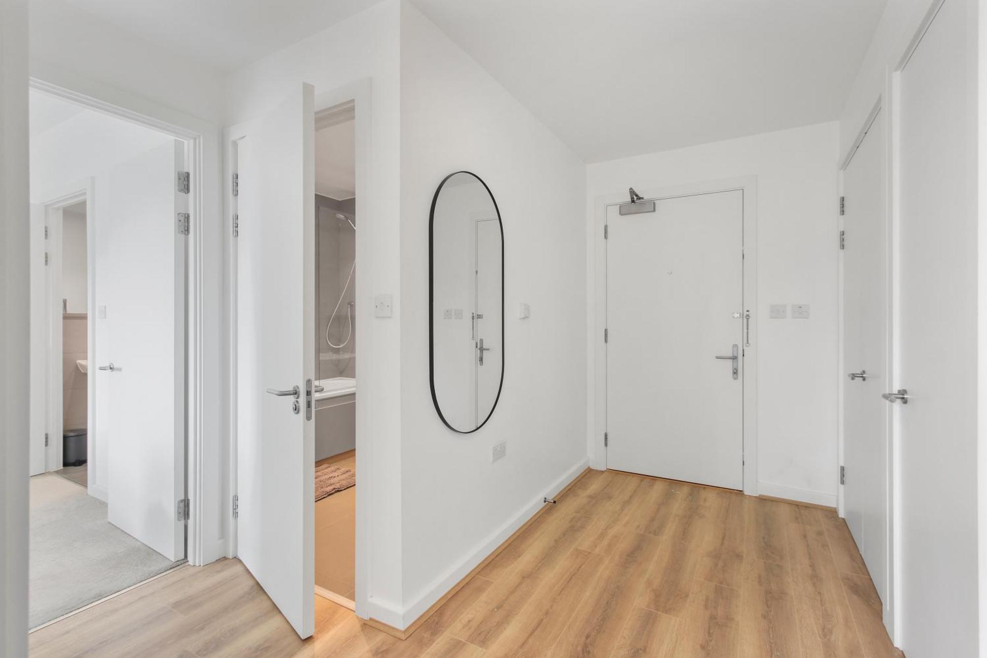 Centrally Located - Modern - 2bed - 2bath Londen