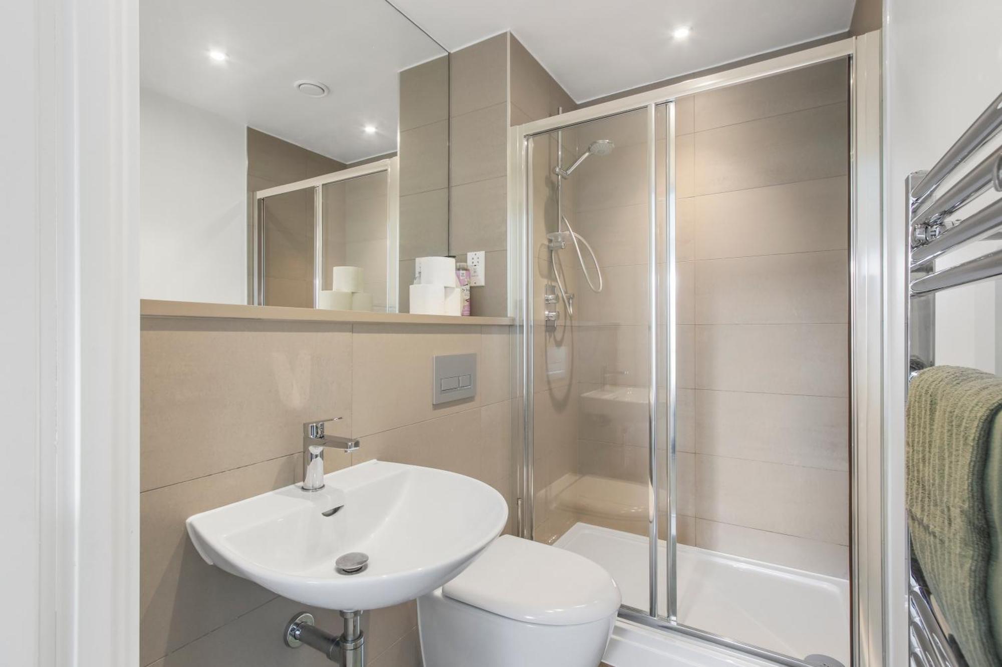 Centrally Located - Modern - 2bed - 2bath Appartement *