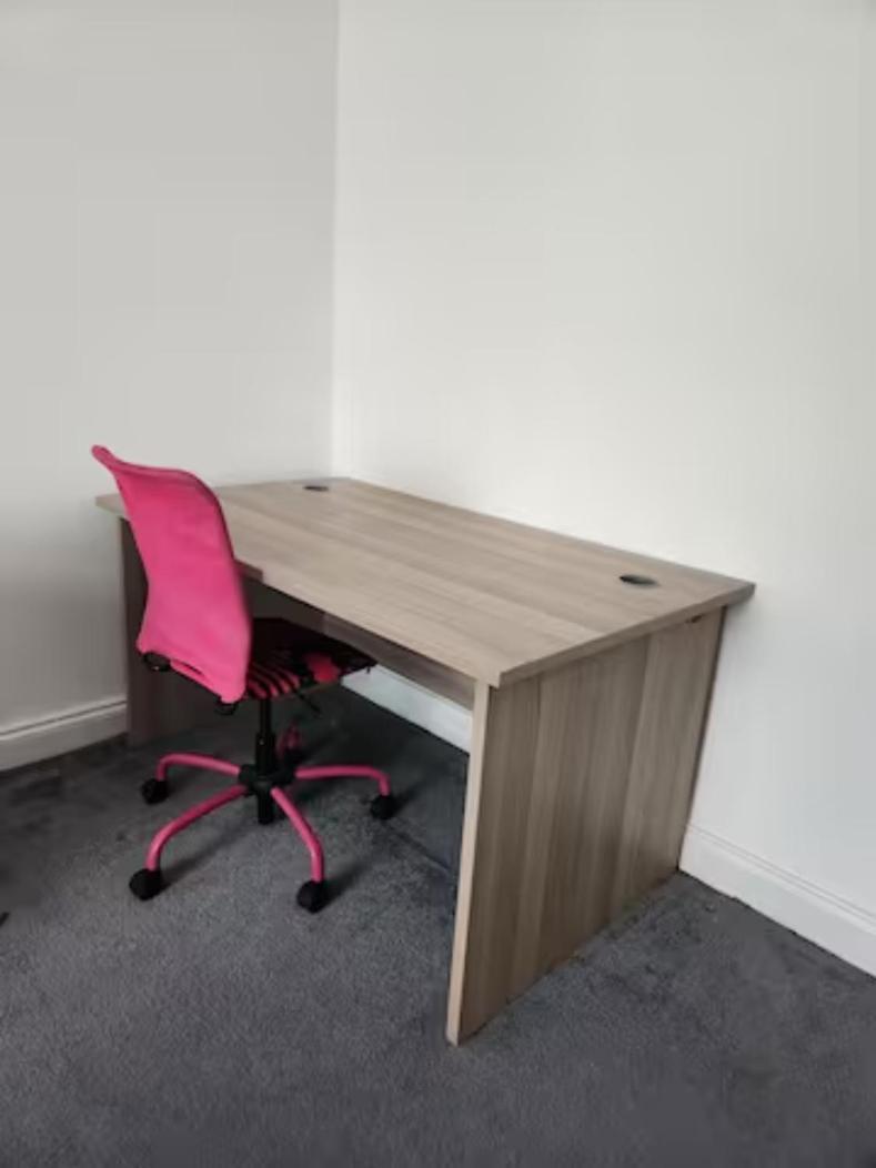 Apartment Flat: Quick Access, Refurbished 3-bed Near Station