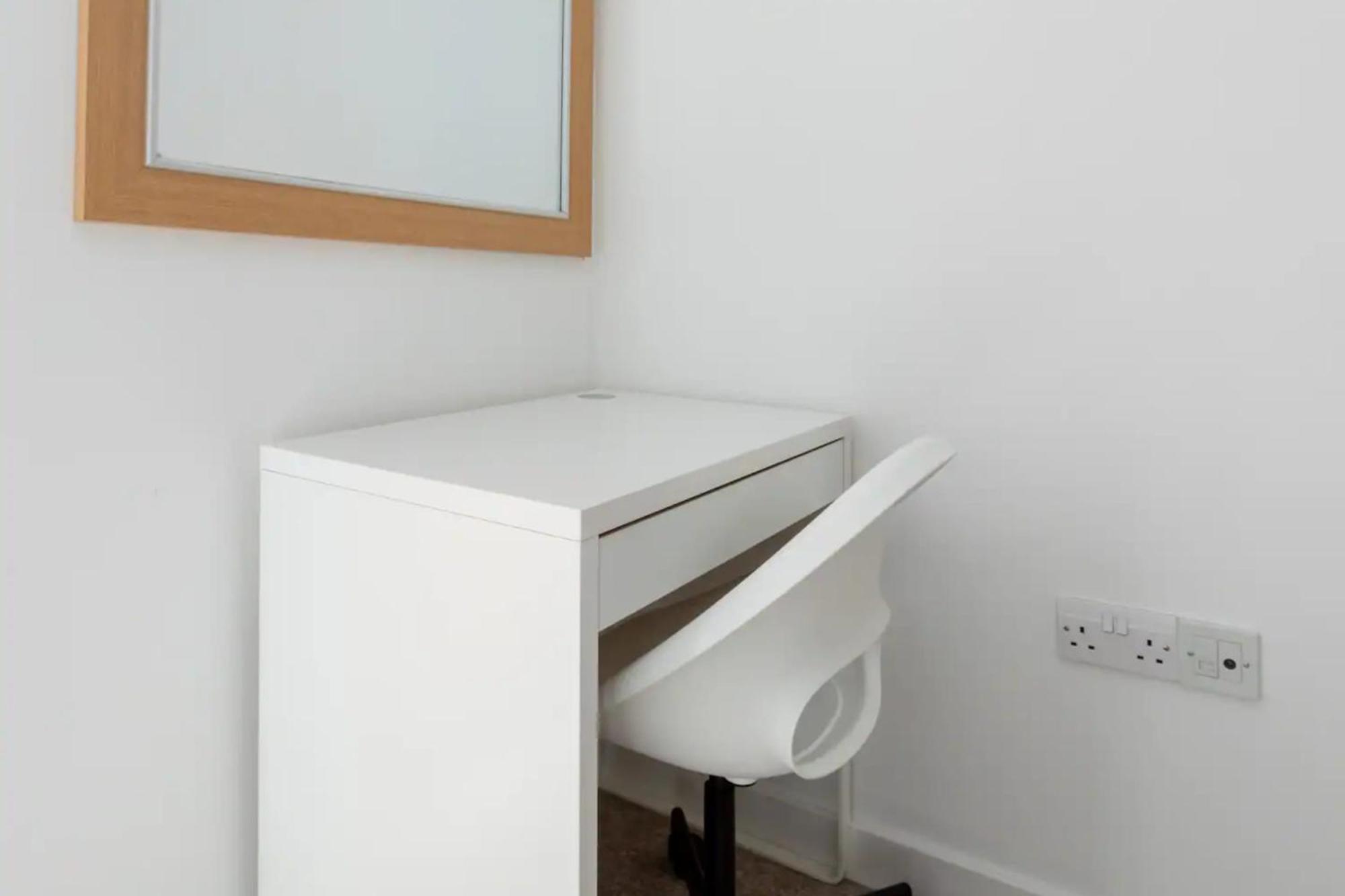 Bright & Airy 1 Bedroom In Trendy Peckham Apartment