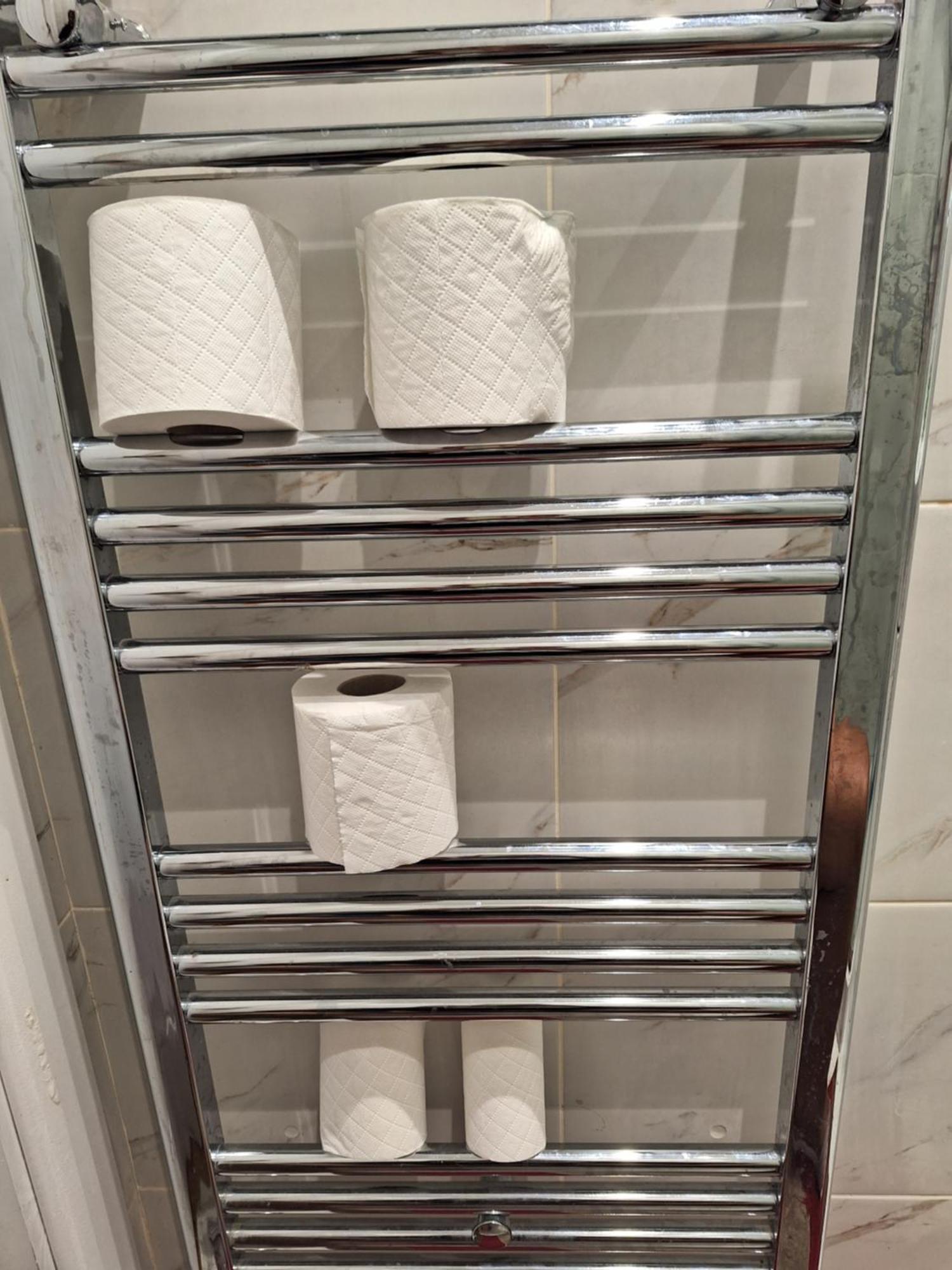Double With Shared Bathroom In Private Self-contained Flat Will Share With One Other Person In Family House 2 Minutes Walk From Tufnell Park Tube Station 15 Minutes Walk From Camden Town Privatunterkunft London
