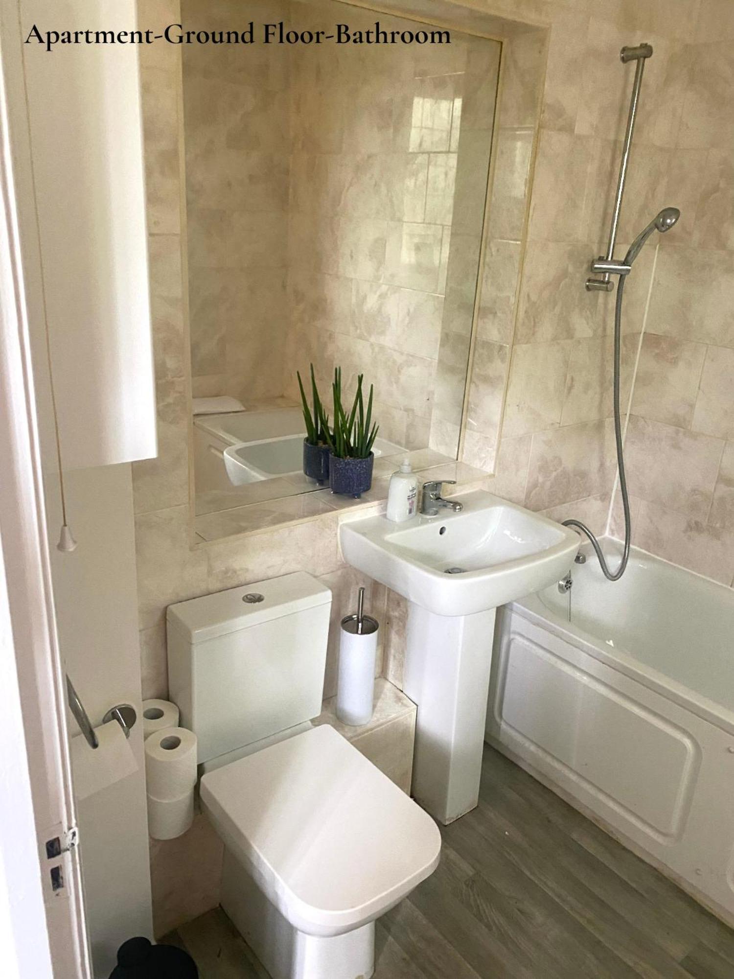 Cosy Near Hampstead Heath With Free On-site Parking & Private Gardens, Golders Green Apartment