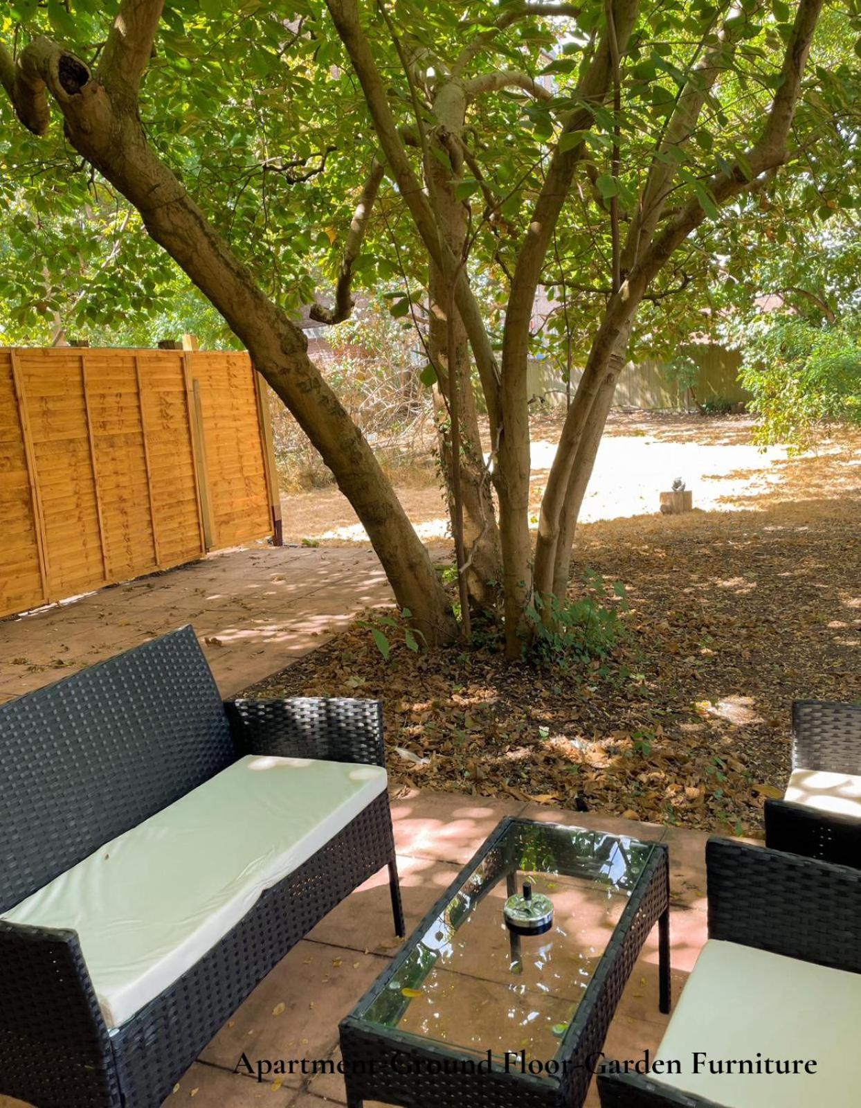Cosy Near Hampstead Heath With Free On-site Parking & Private Gardens, Golders Green London