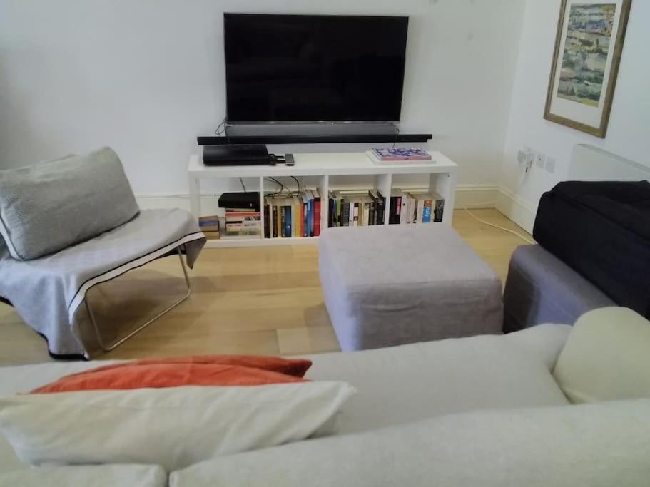 Superior 5* Kensington, Flat + Free Wi-fi *