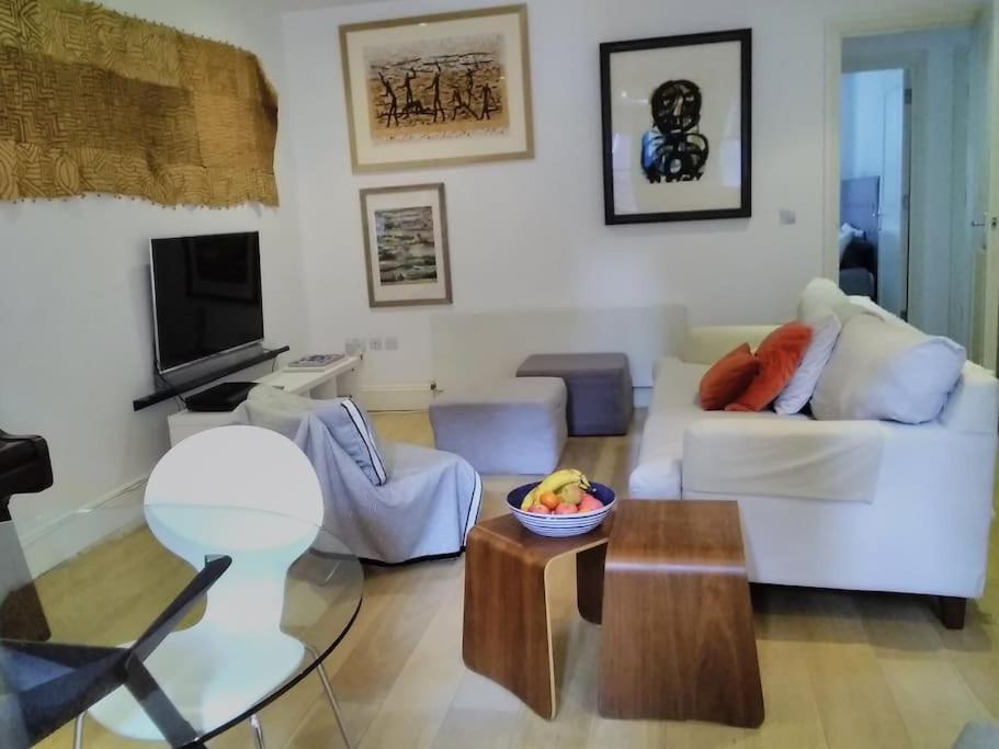 Superior 5* Kensington, Flat + Free Wi-fi *