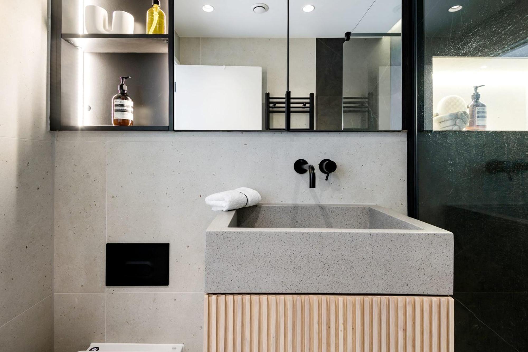 The Modern Glasshouse Apartment *