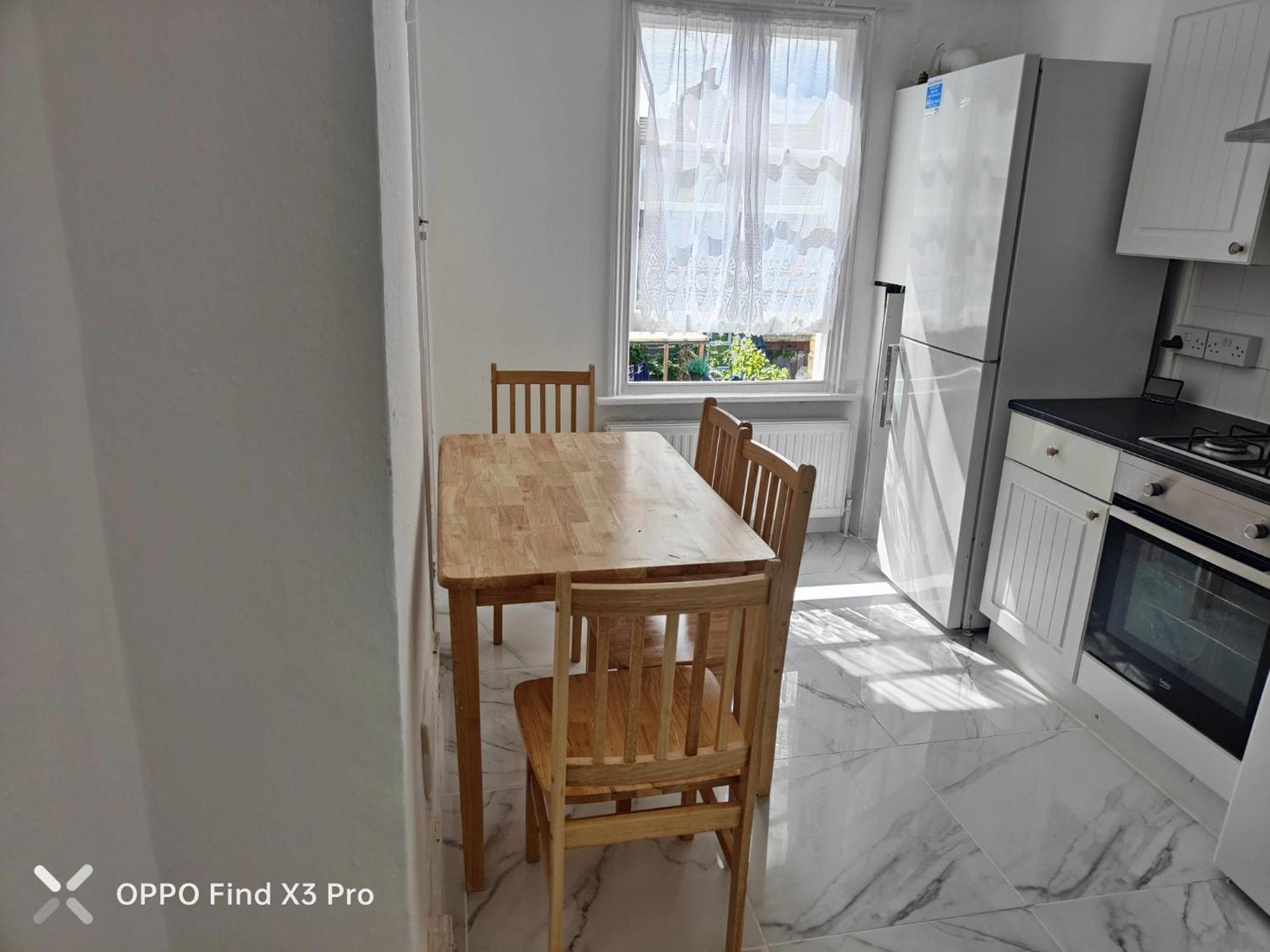 East 2 Bedroom * Londen
