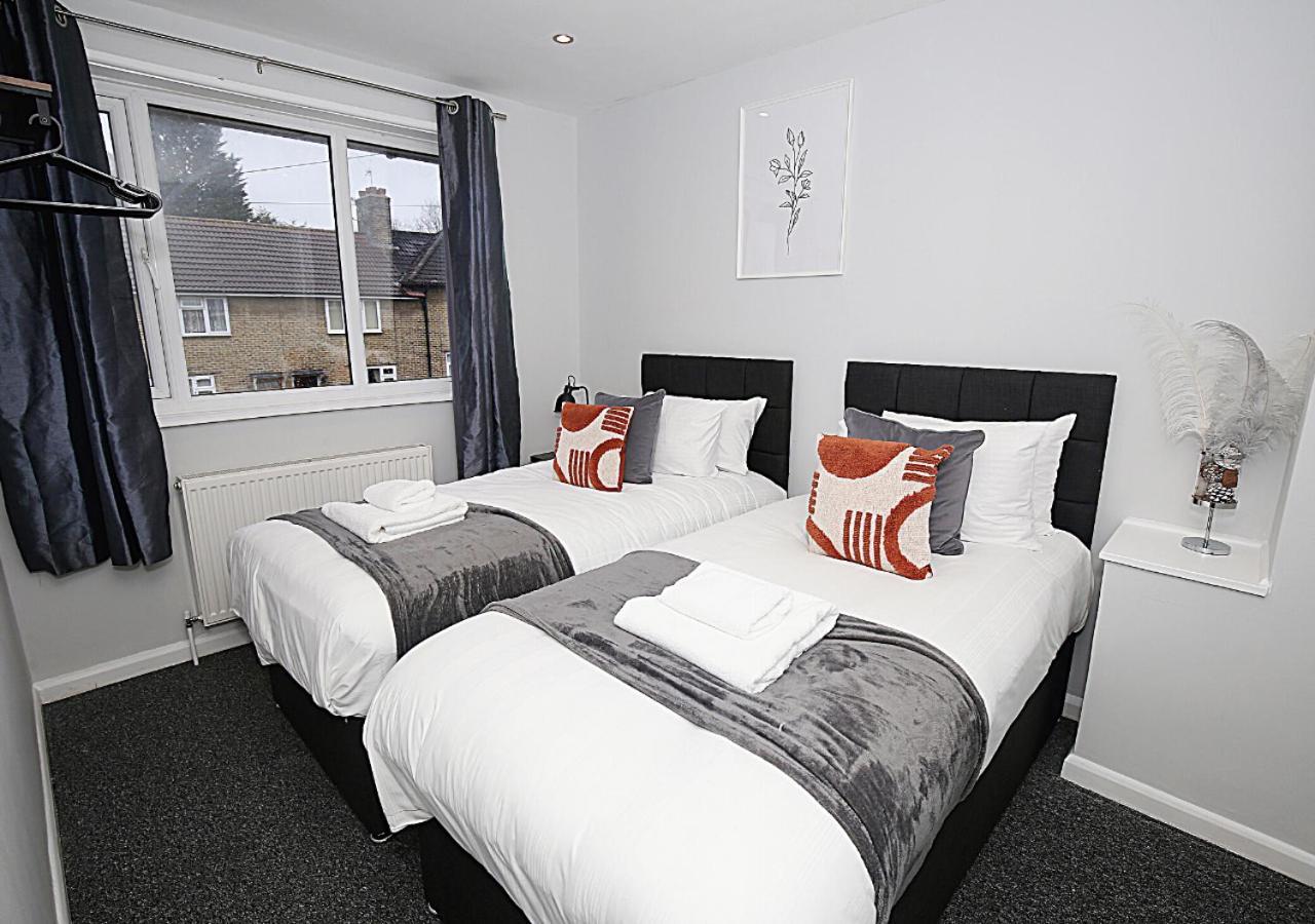 Family-friendly 3-bed House With Parking Near O2 Apartamento