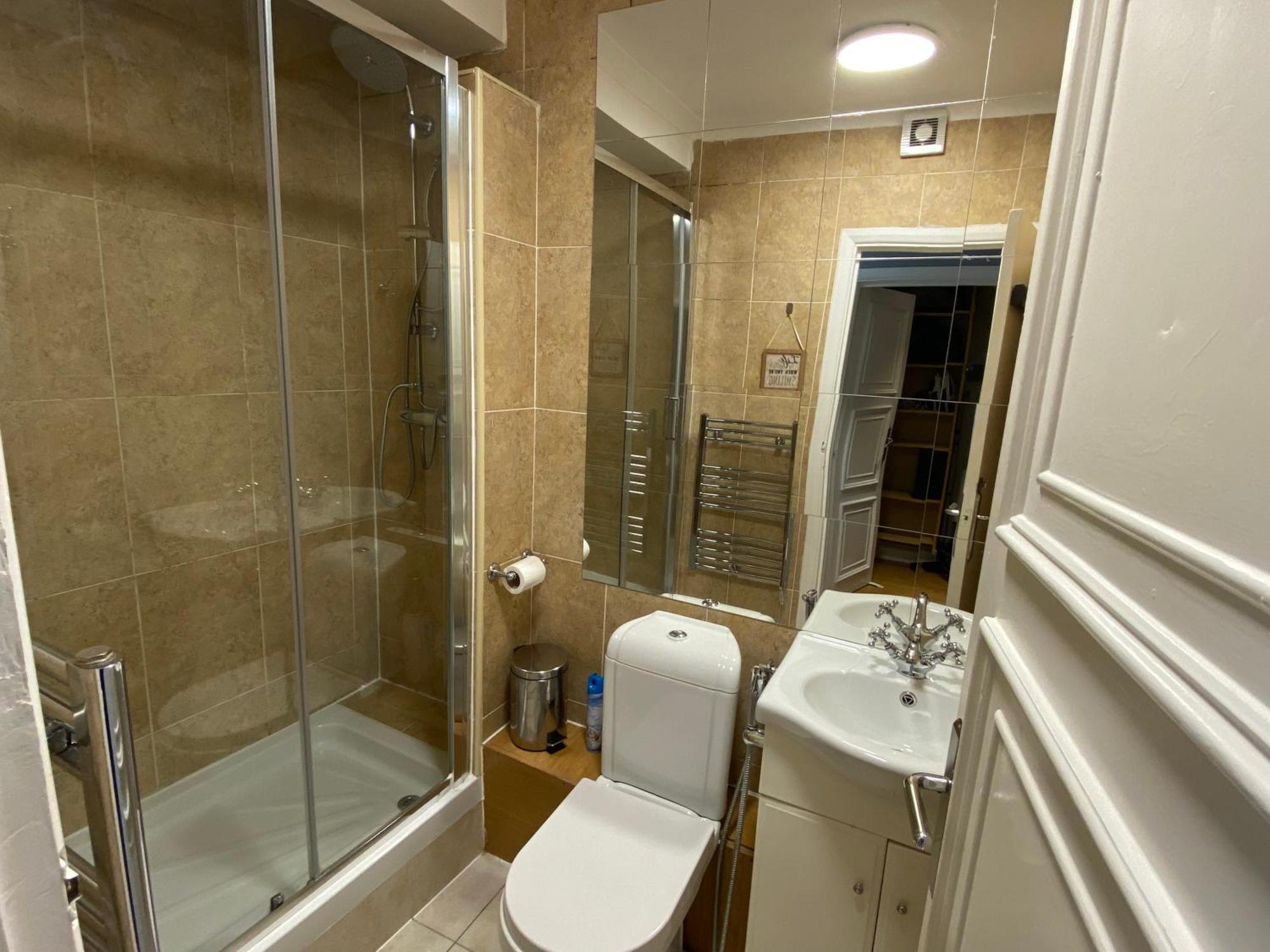 Apartment Lovely 2-bed Flat In *