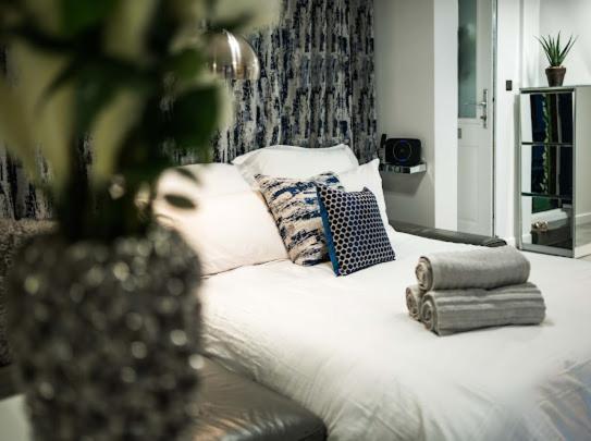 Apartment New Modern Hybrid 4 Bedroom 7 Bed 9 Guest Capacity *