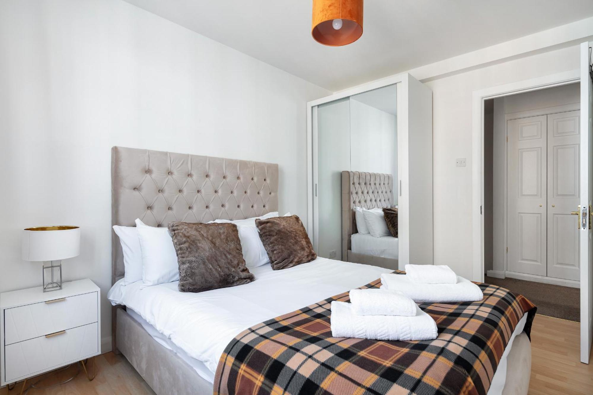 - Cozy 3 Bed House On A Quiet Mews - London