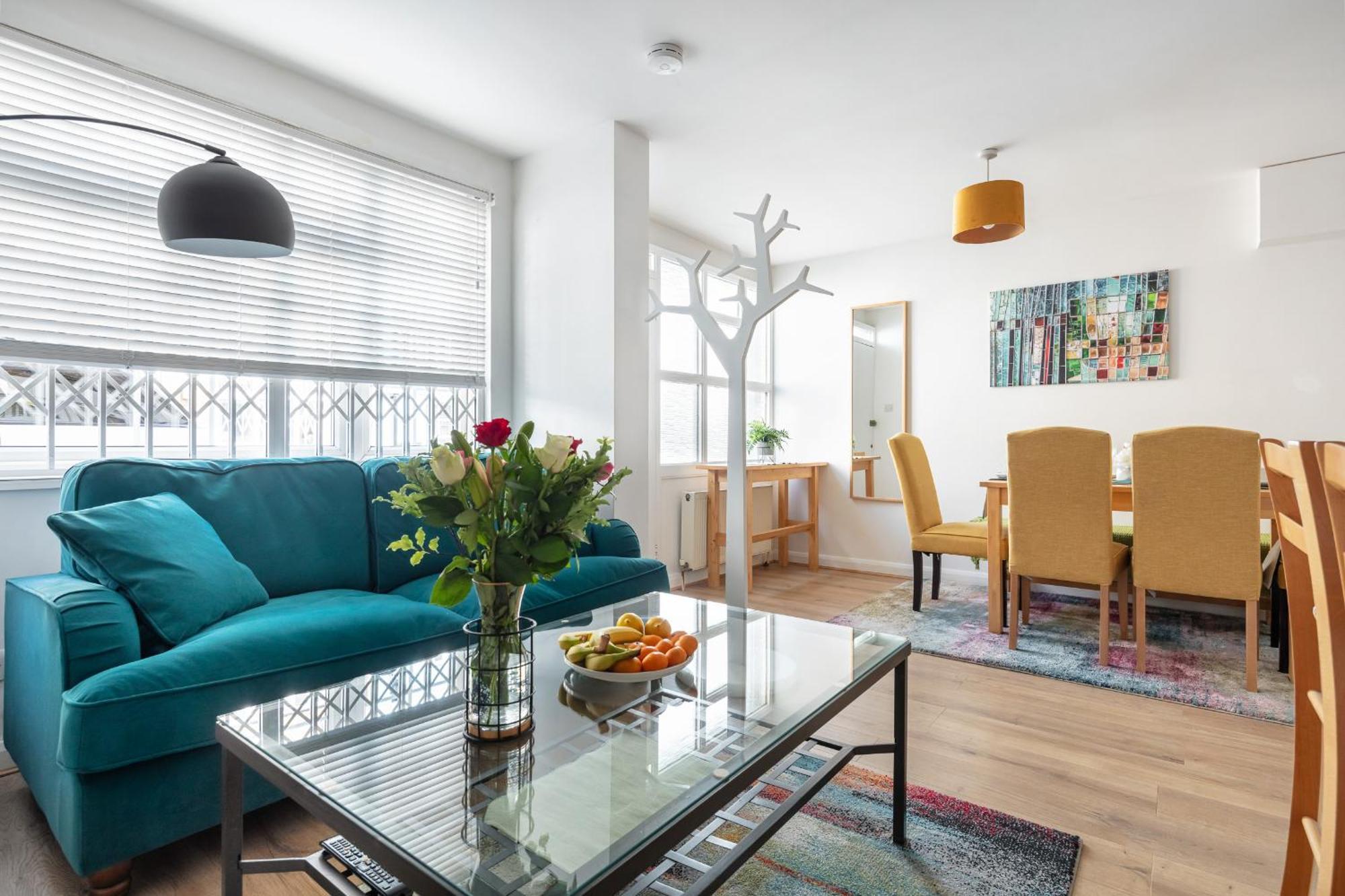 - Cozy 3 Bed House On A Quiet Mews - London