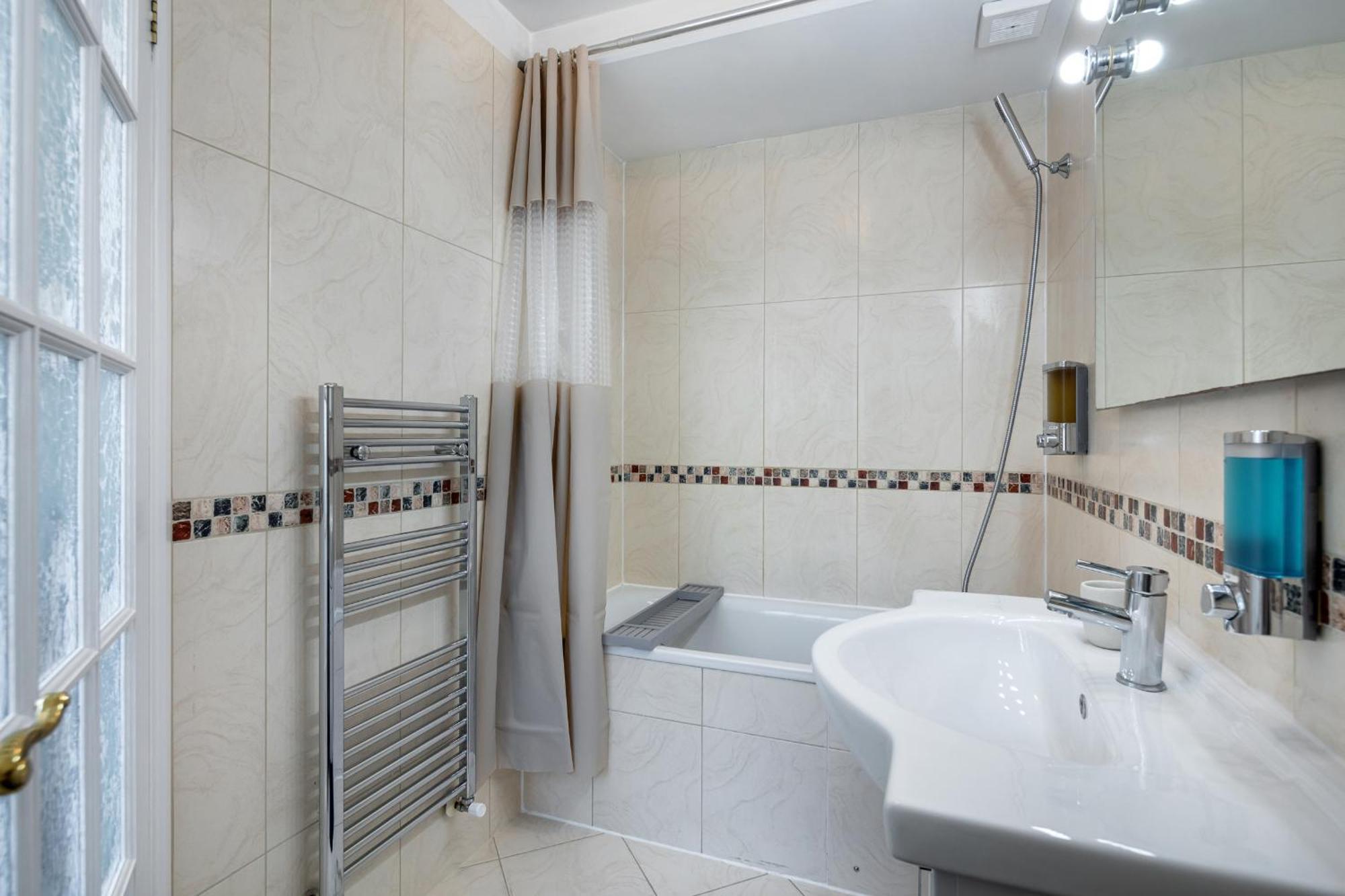 Holiday home - Cozy 3 Bed House On A Quiet Mews -
