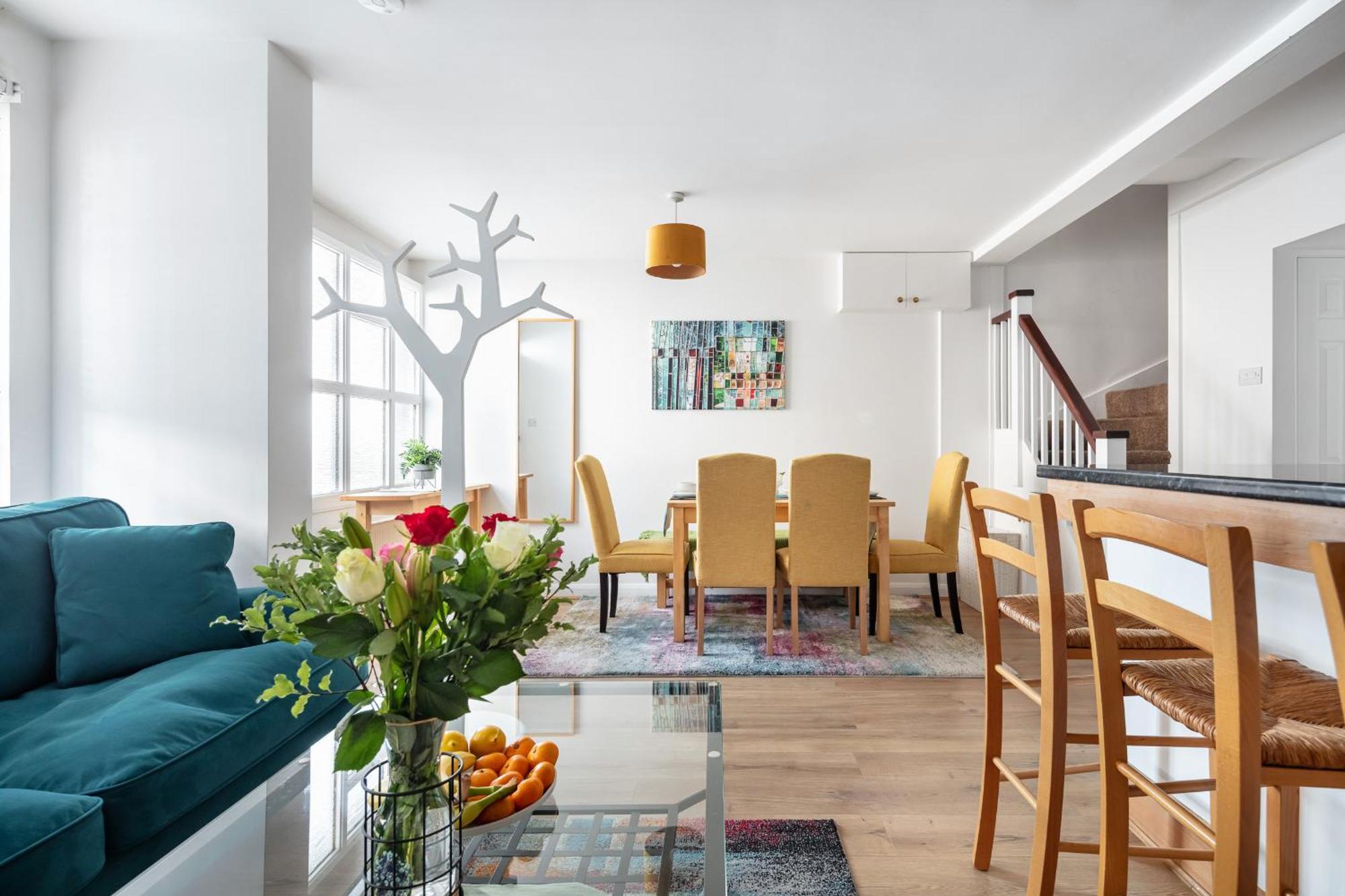 - Cozy 3 Bed House On A Quiet Mews - London