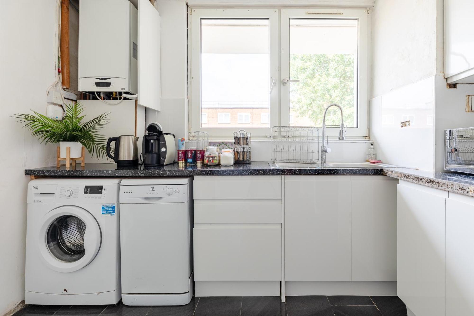 Cosy 3 Bed Flat Ideal For Trips To *